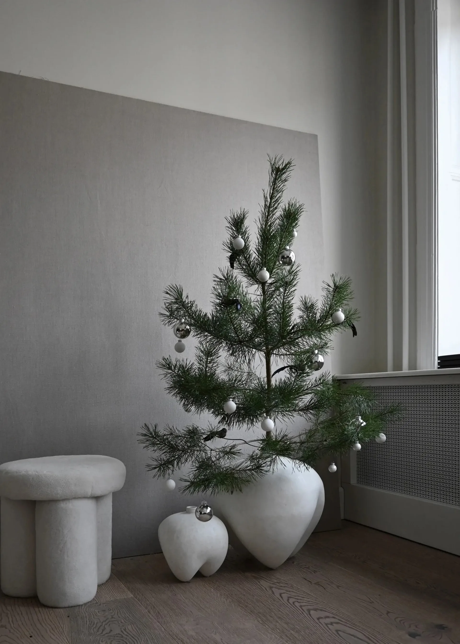 Big Foot taboret z owczej skóry, Złamana biel 101 Copenhagen