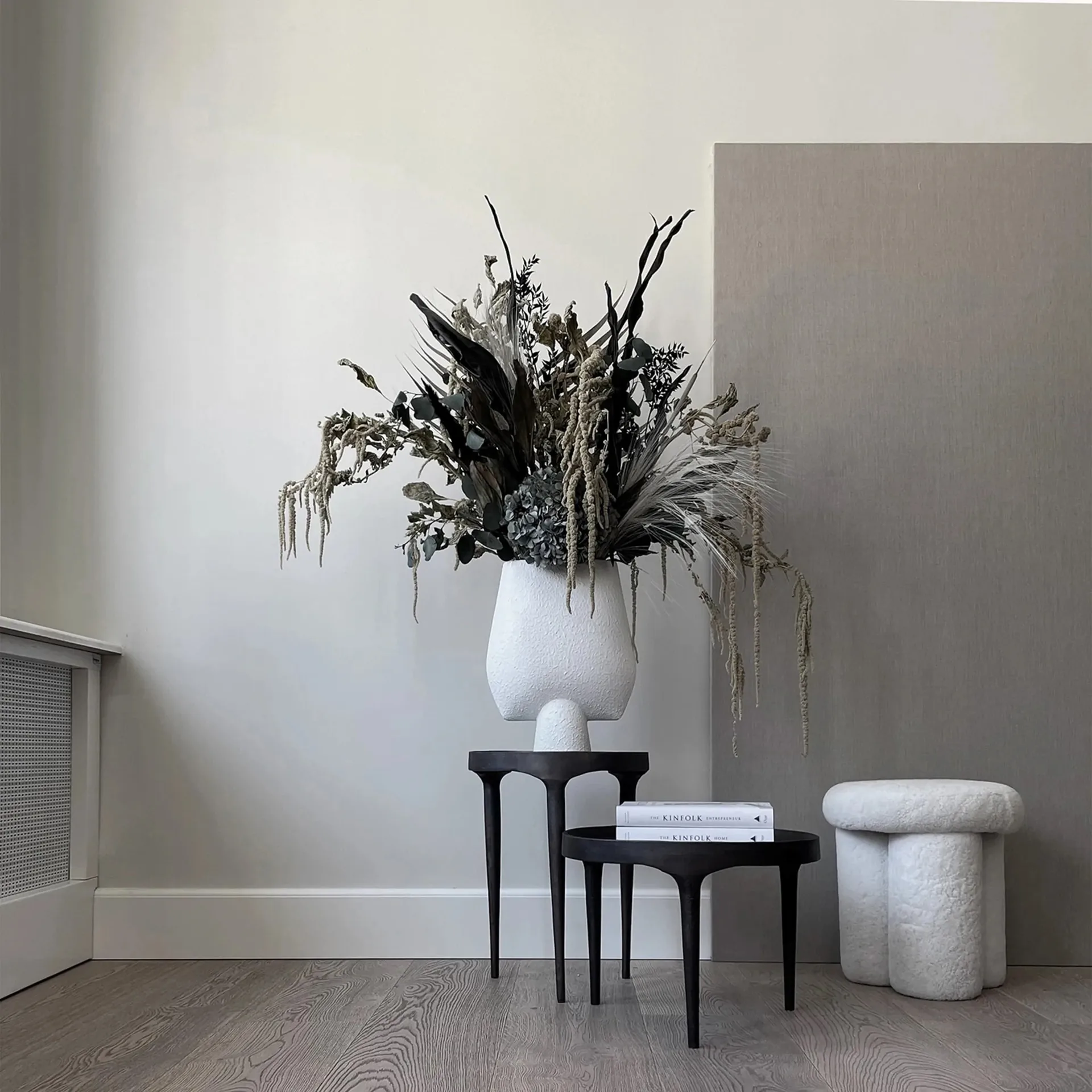 Big Foot taboret z owczej skóry, Złamana biel 101 Copenhagen