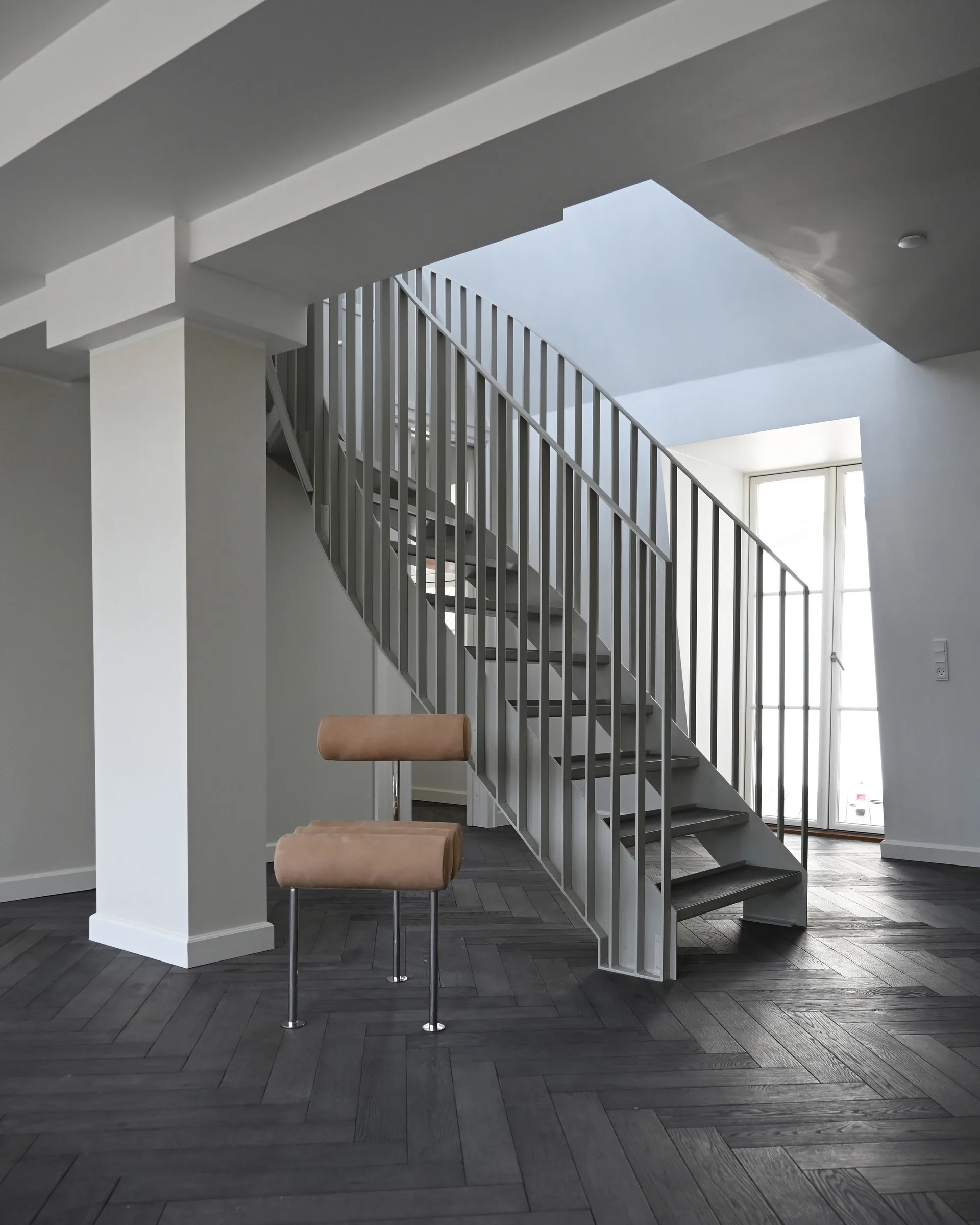 Krzesło do jadalni Hiro, Stal nierdzewna-nubuk 101 Copenhagen