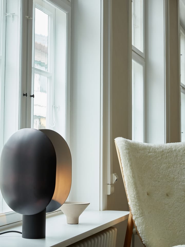 Lampa stołowa Clam 43,5 cm, Burned black 101 Copenhagen