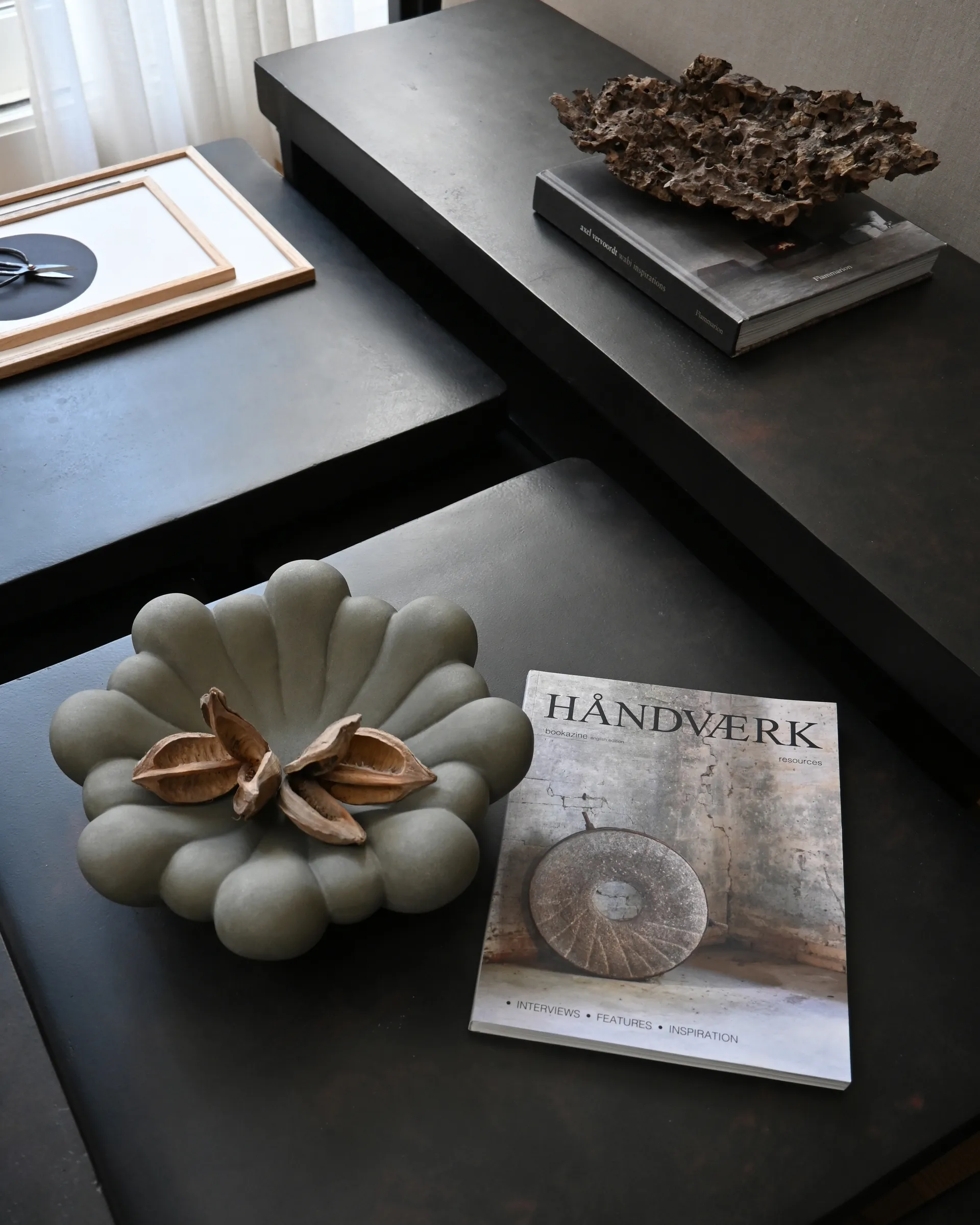 Miska medio Bloom Tray Ø28,5 cm, Dark grey 101 Copenhagen