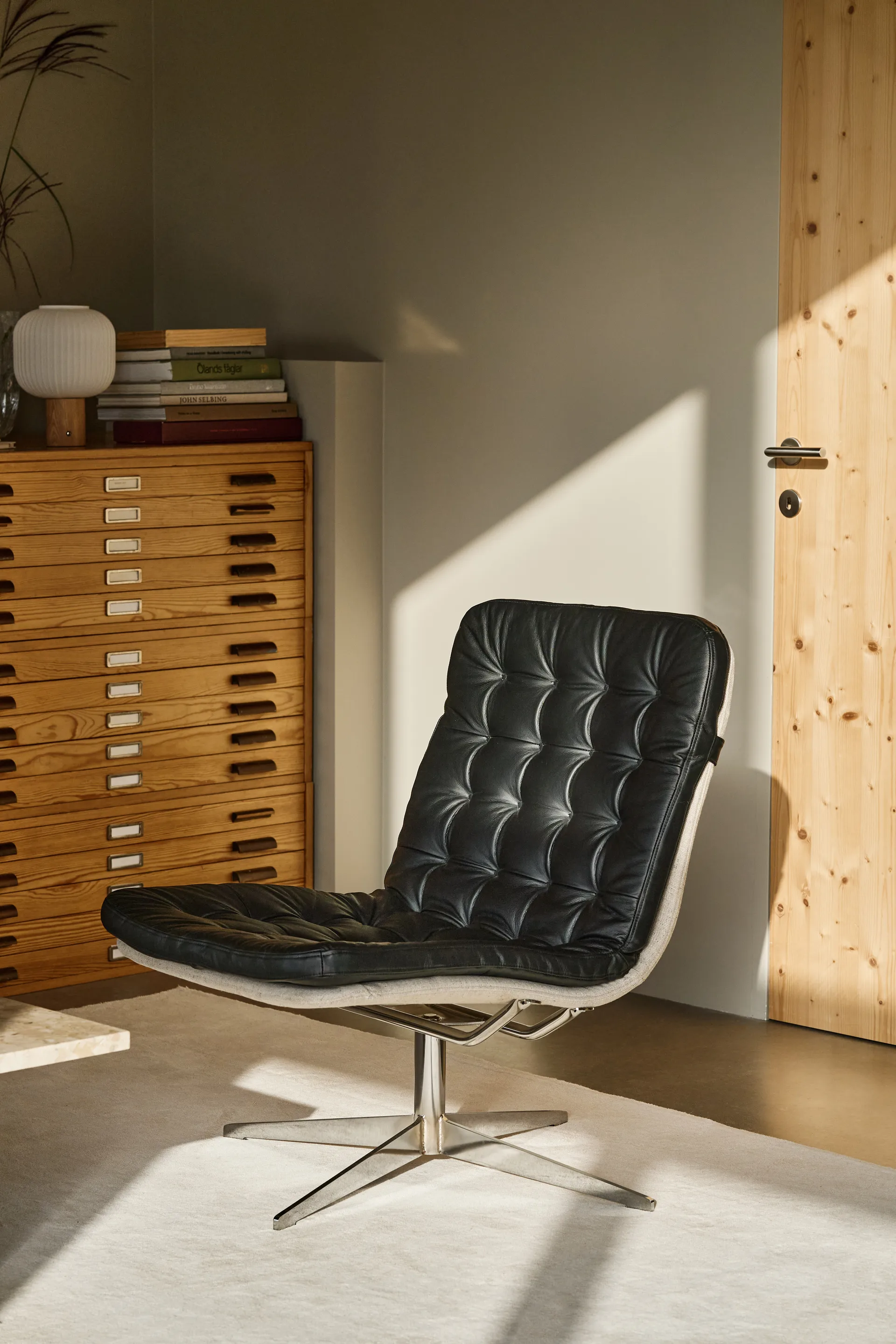 Fotel obrotowy Loholm, Czarna skóra-Bern Beige 0341 1898