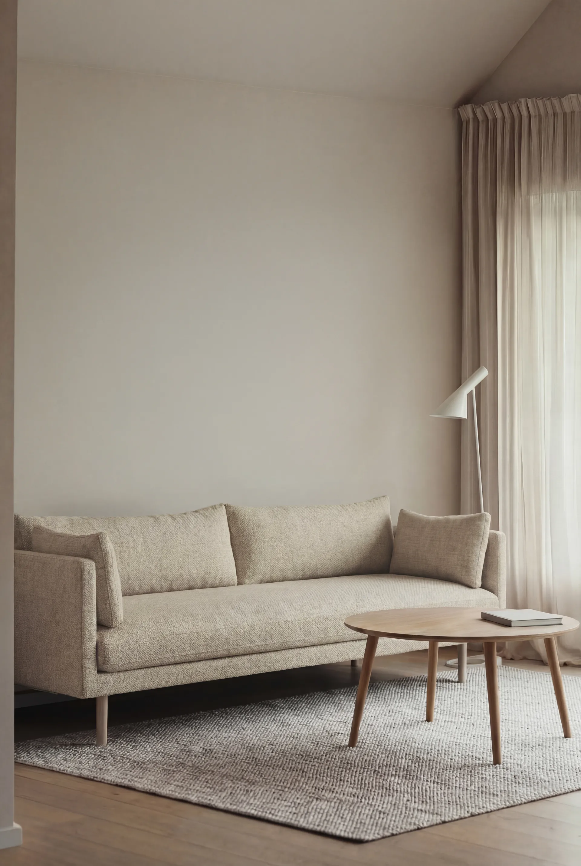 Linnevik sofa, Bern Beige 0341-dąb olejowany na biało, 4-osobowa, bez falbany 1898