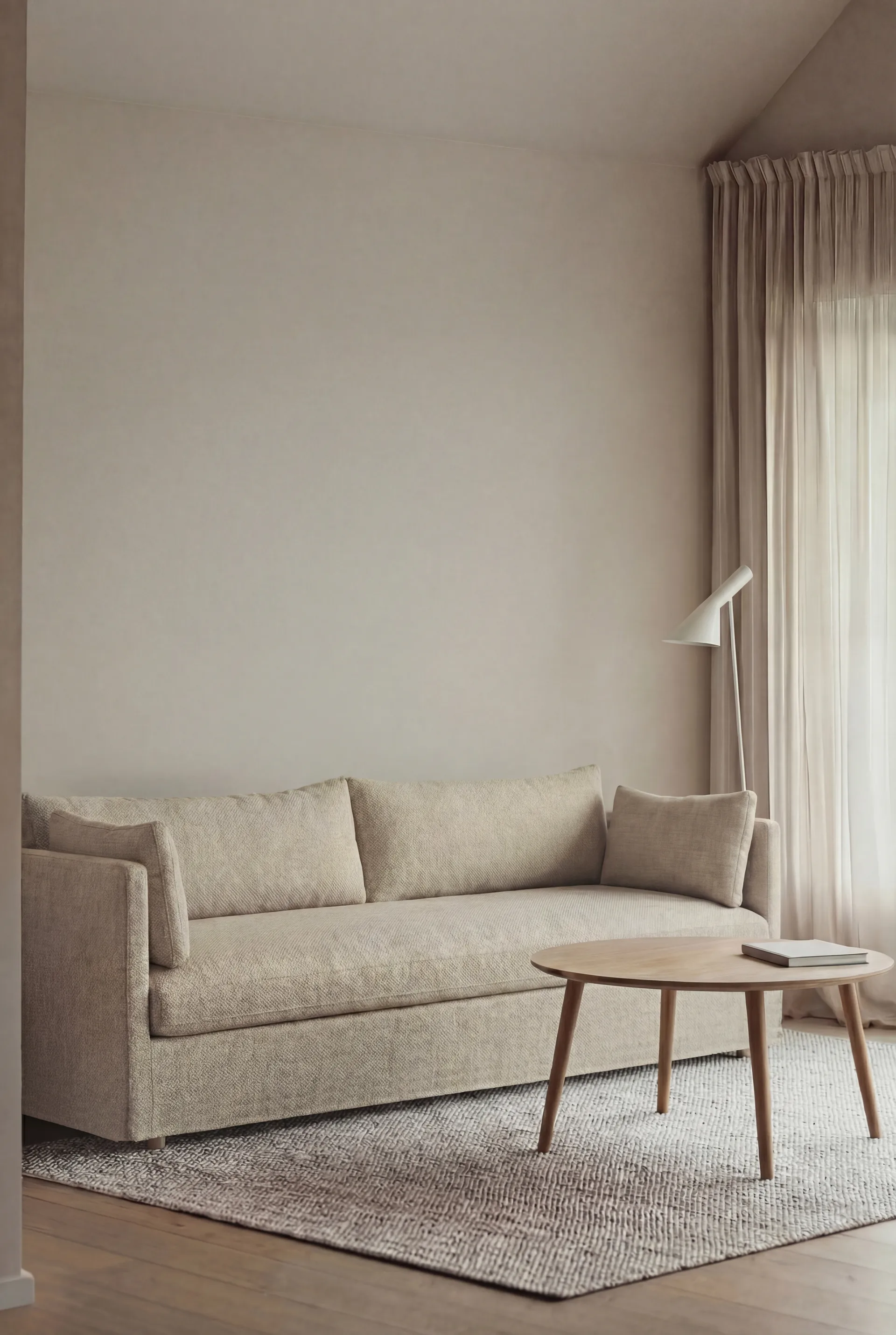 Linnevik sofa, Bern beige 0341-dąb olejowany na biało, 4-osobowa, z falbaną 1898