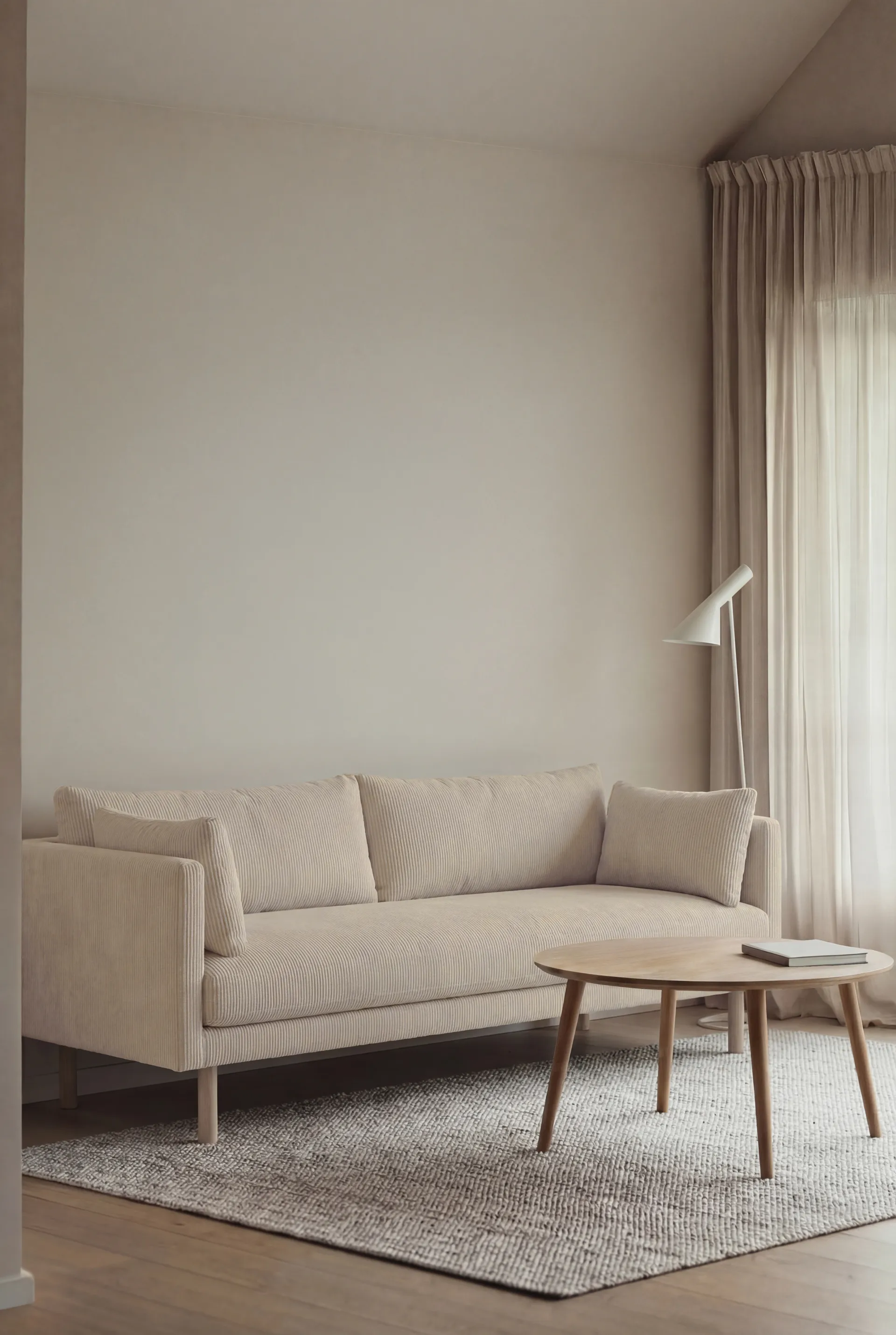 Linnevik sofa, Jump Beige 1956-dąb olejowany na biało, 3-osobowa, bez falbany 1898