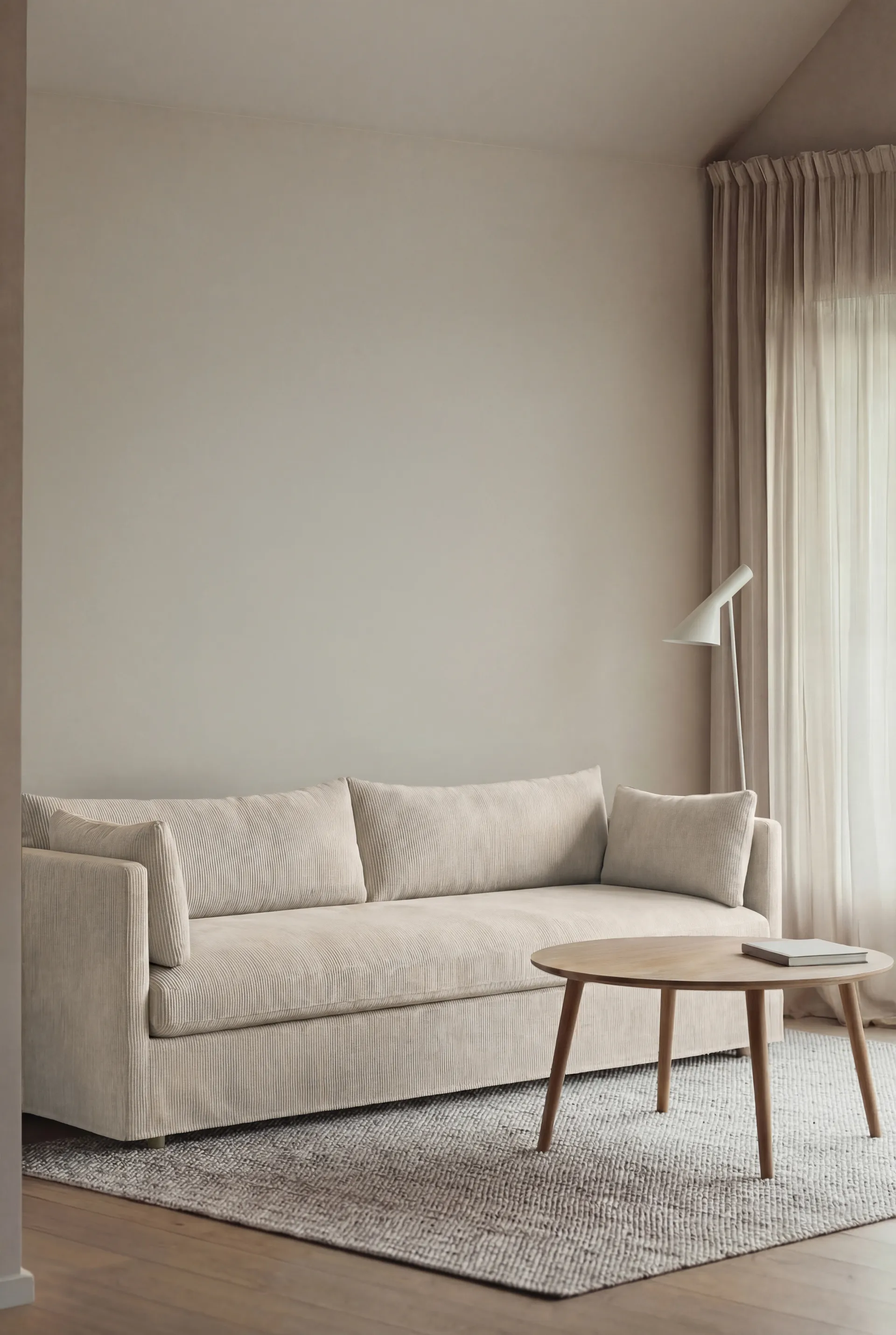 Linnevik sofa, Jump Beige 1956-dąb olejowany na biało, 4-osobowa, z falbaną 1898