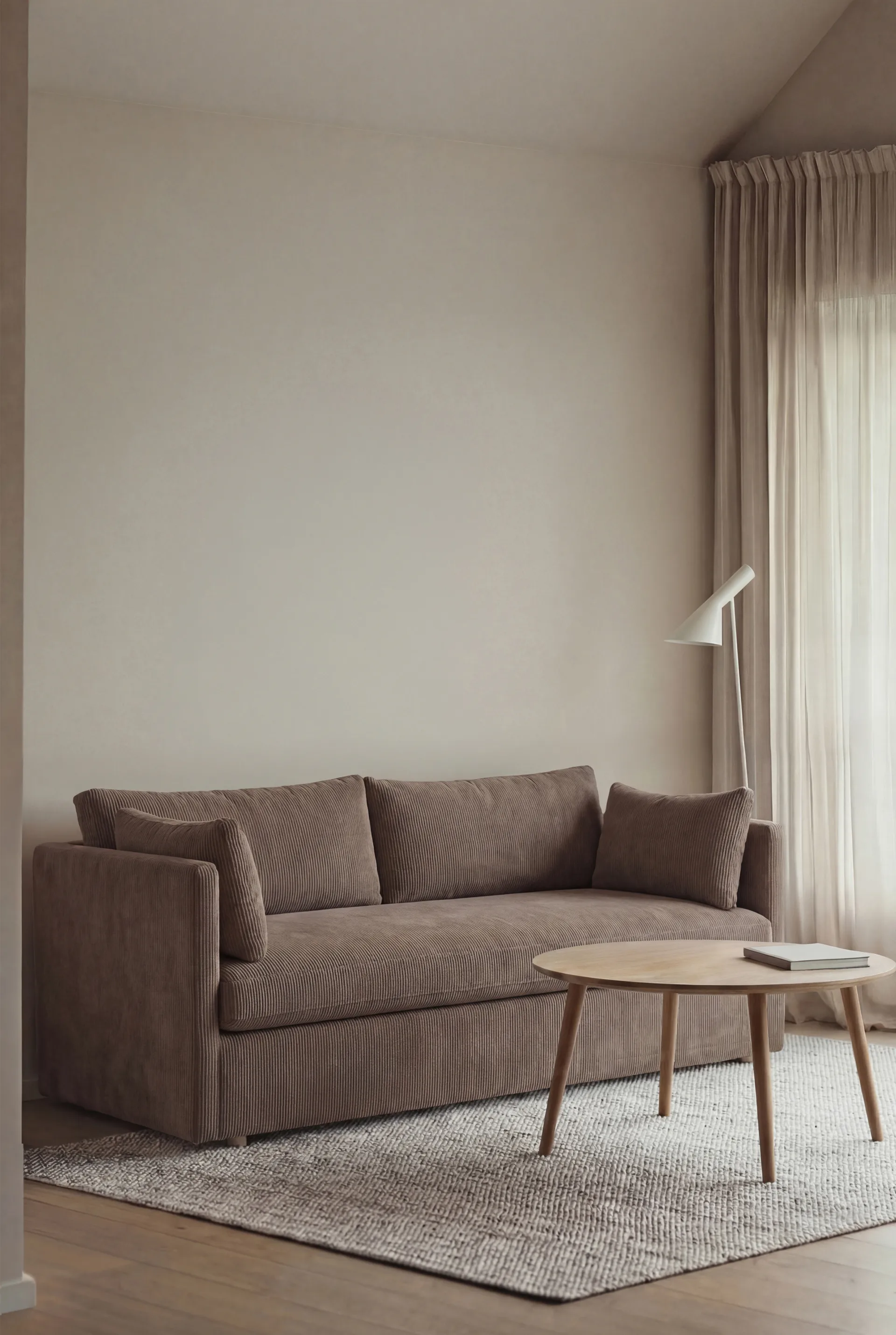 Linnevik sofa, Jump brown 1955-dąb olejowany na biało, 2-osobowa, z falbaną 1898