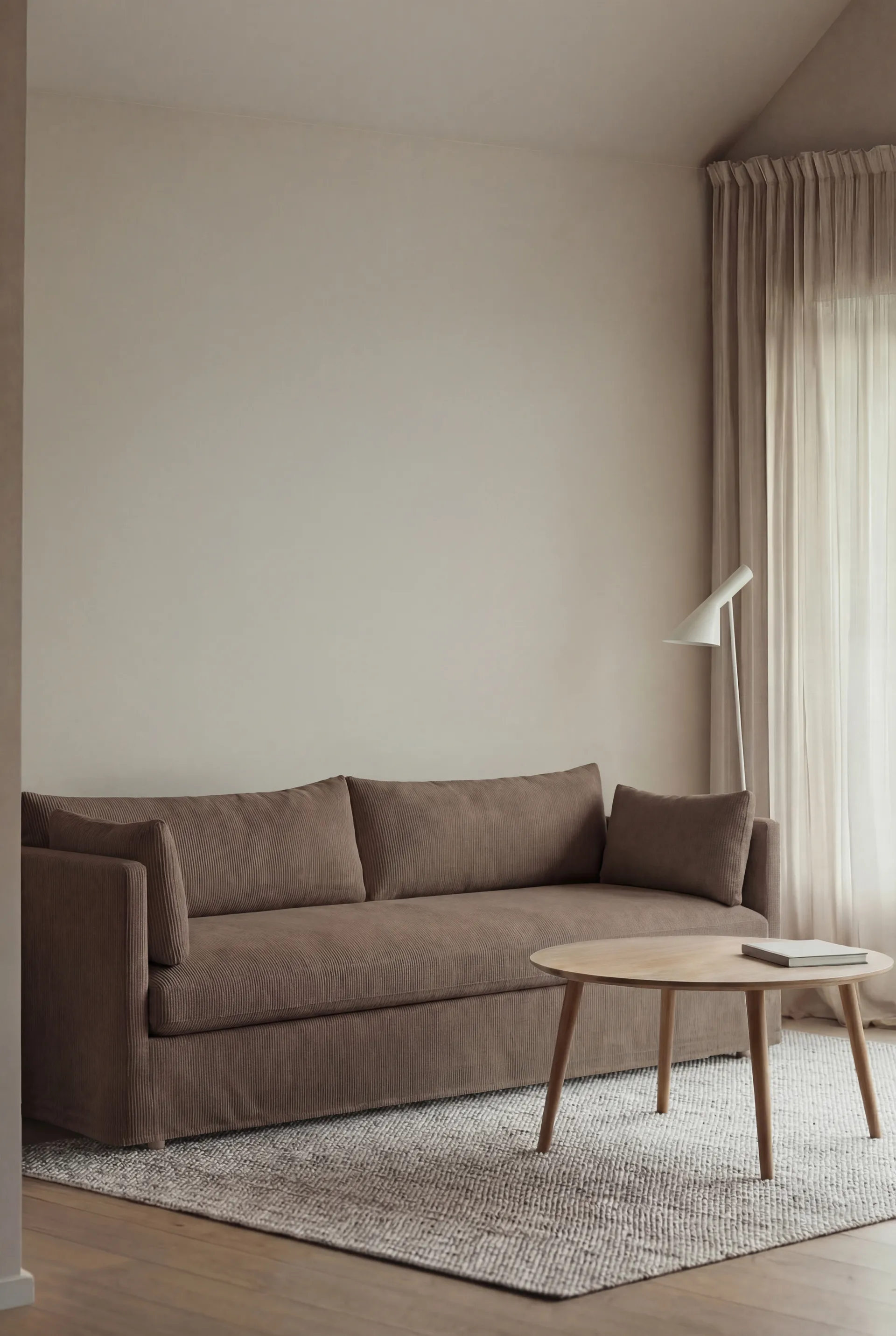 Linnevik sofa, Jump brown 1955-dąb olejowany na biało, 4-osobowa, z falbaną 1898