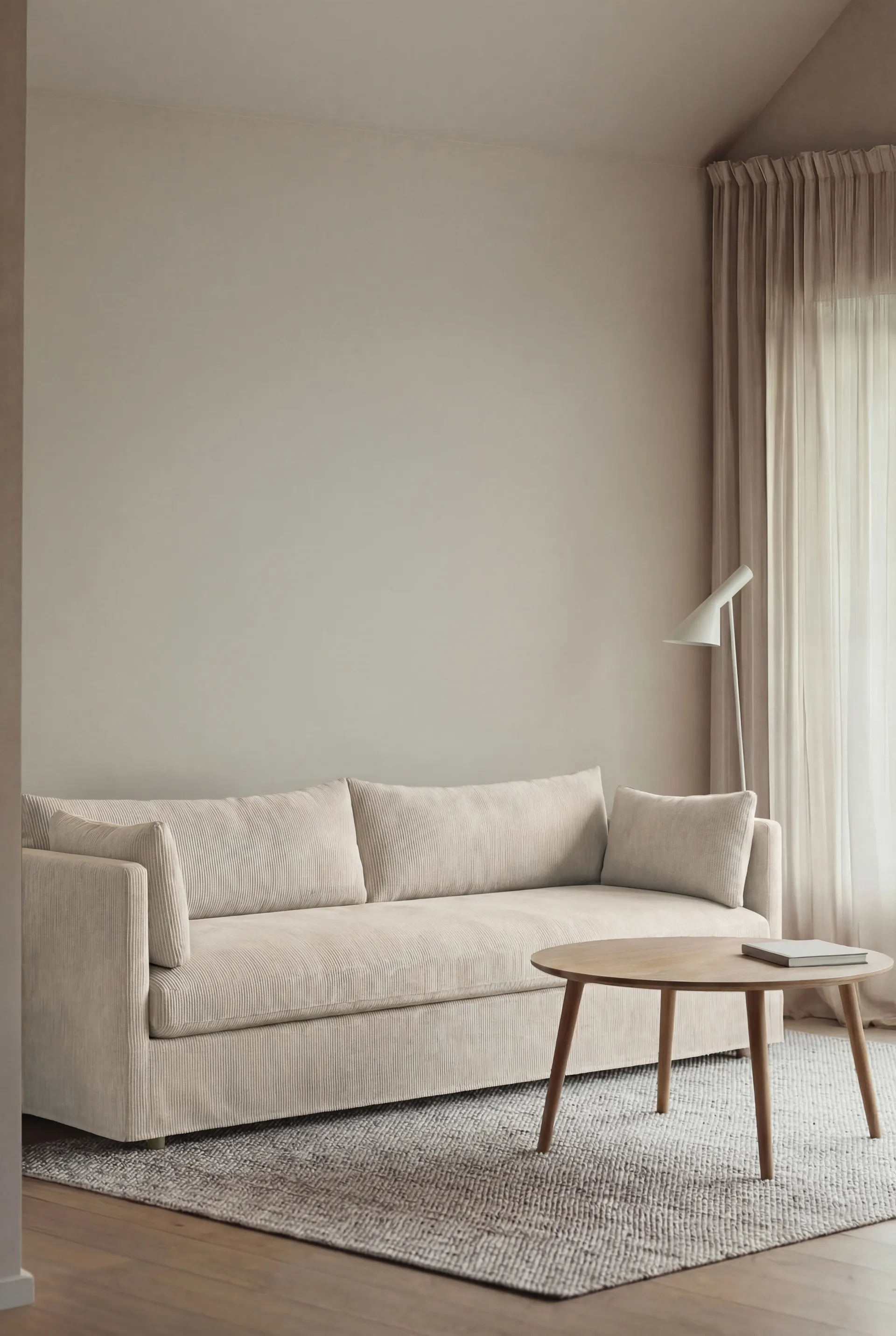 Linnevik sofa, Jump off white 1954-dąb olejowany na biało, 4-osobowa, z falbaną 1898