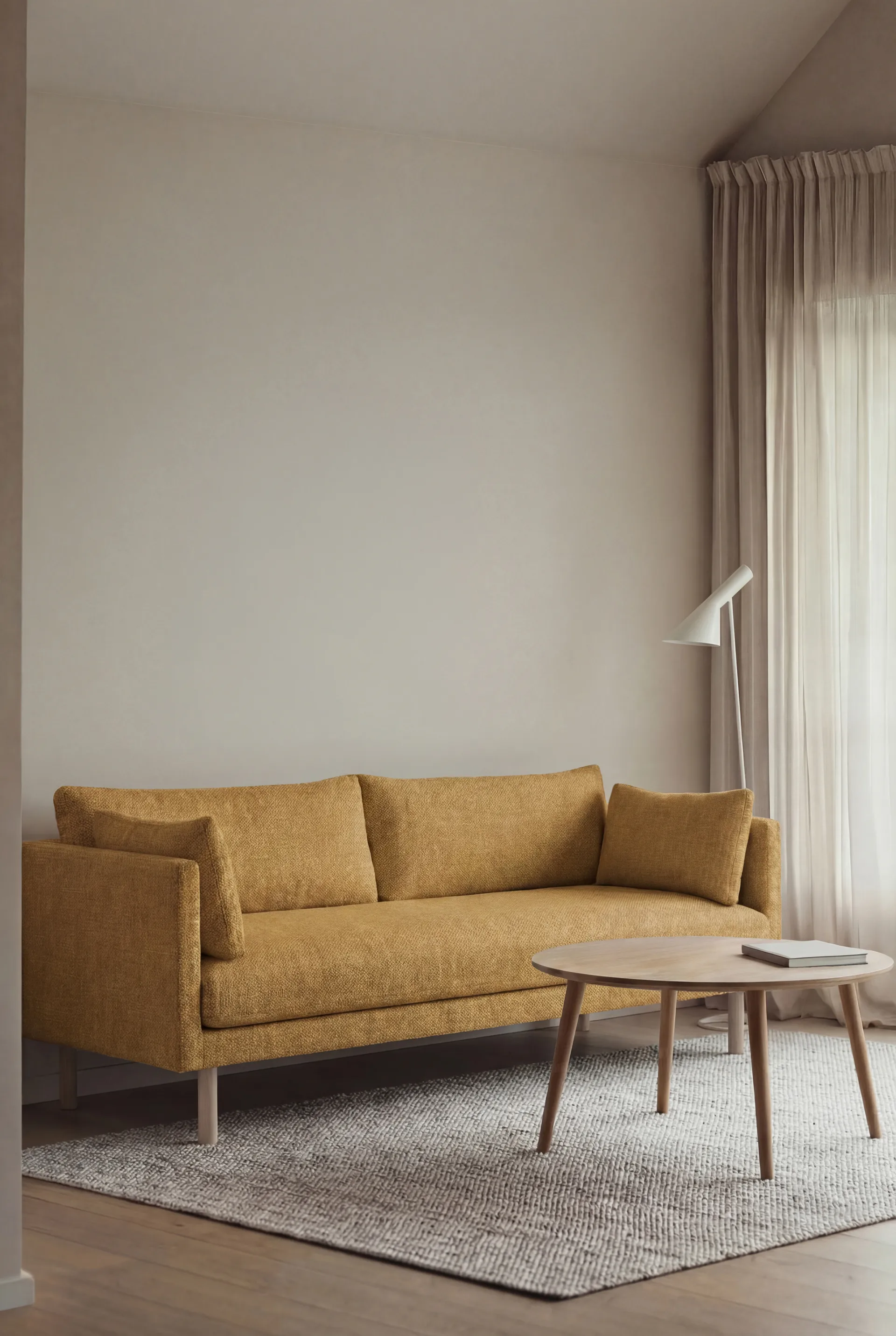 Linnevik sofa, Luiza Mustard 3972-dąb olejowany na biało, 3-osobowa, bez falbany 1898