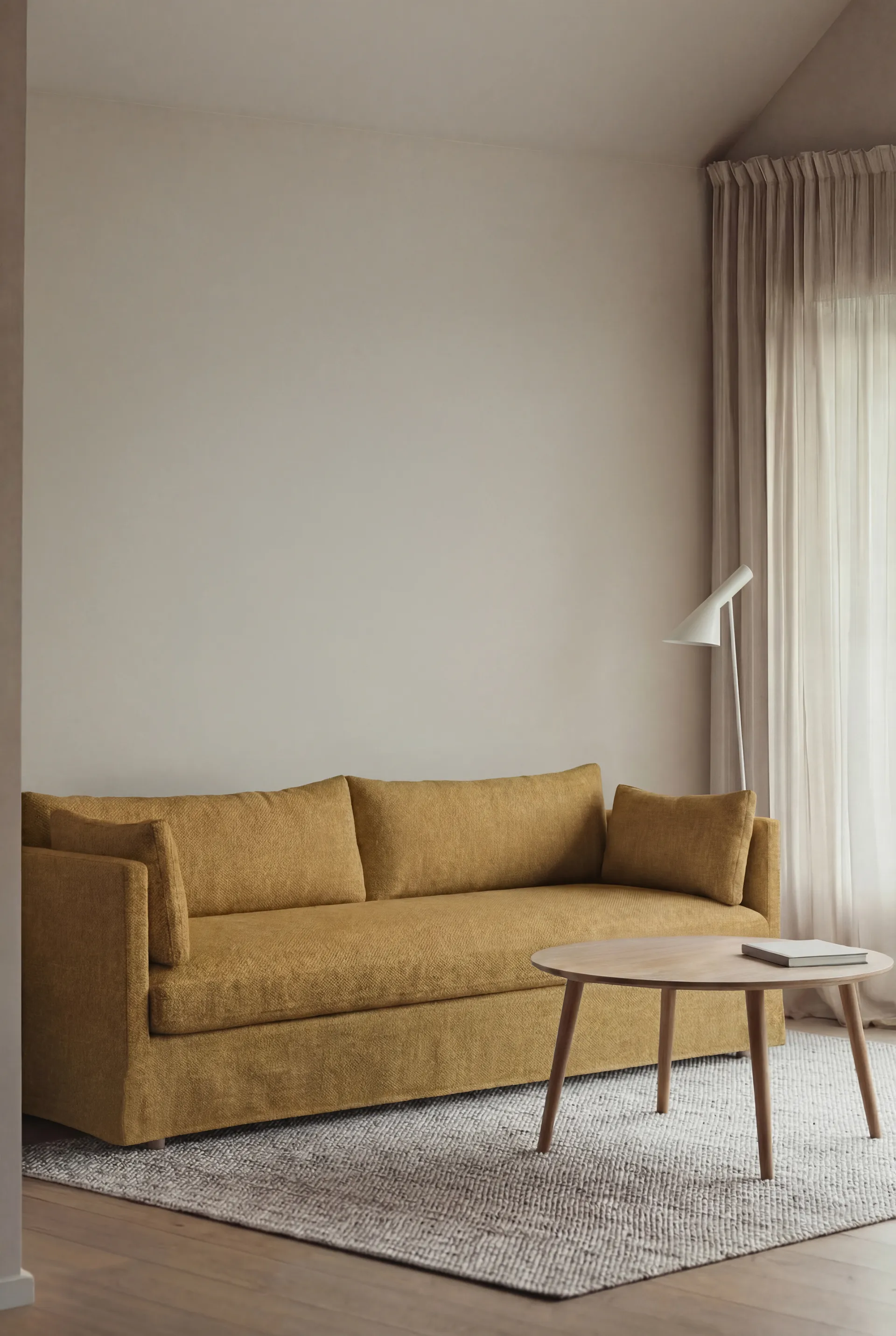 Linnevik sofa, Luiza Mustard 3972-dąb olejowany na biało, 4-osobowa, z falbaną 1898