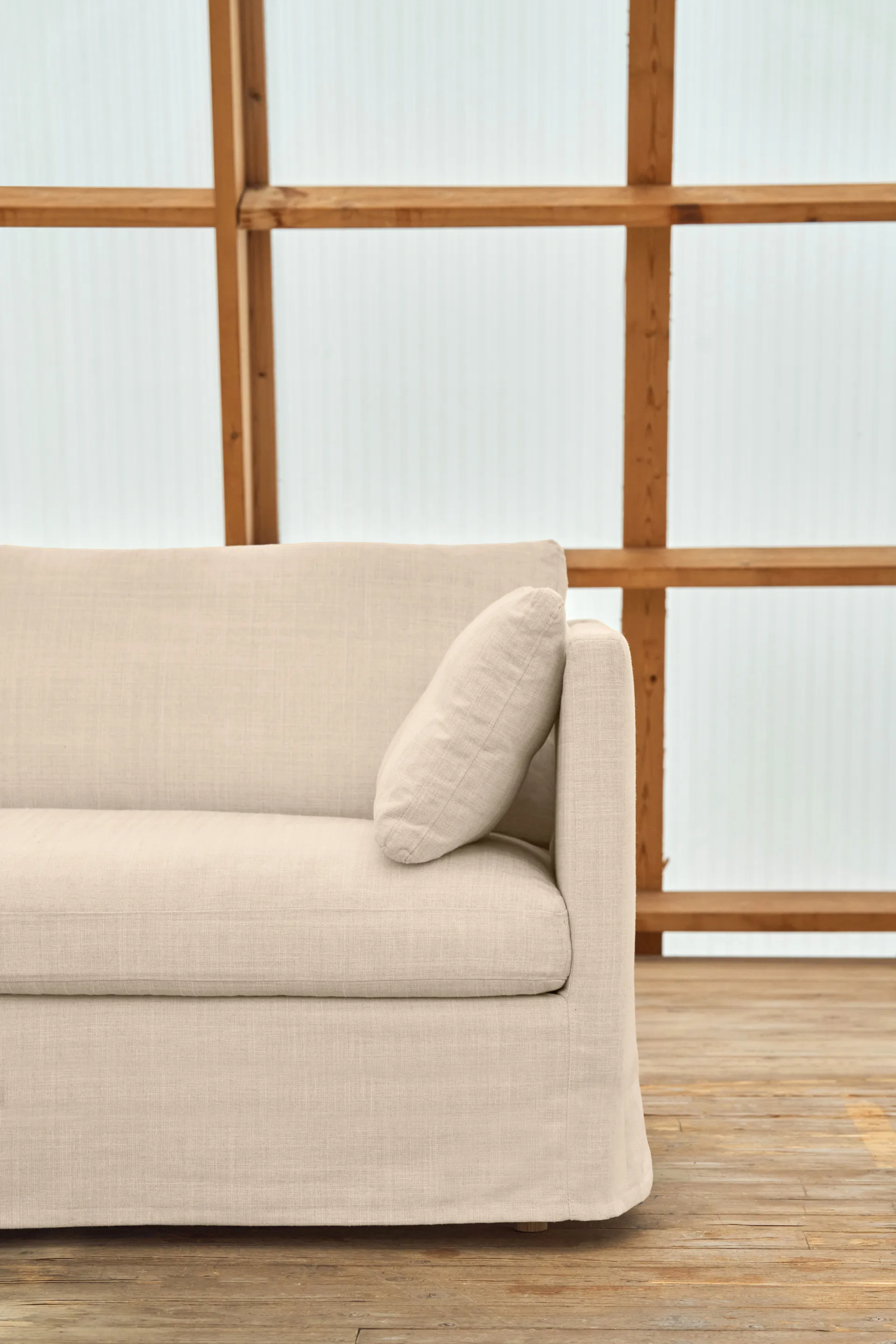 Linnevik sofa, Same Beige 6670-dąb olejowany na biało, 4-osobowa, z falbaną 1898