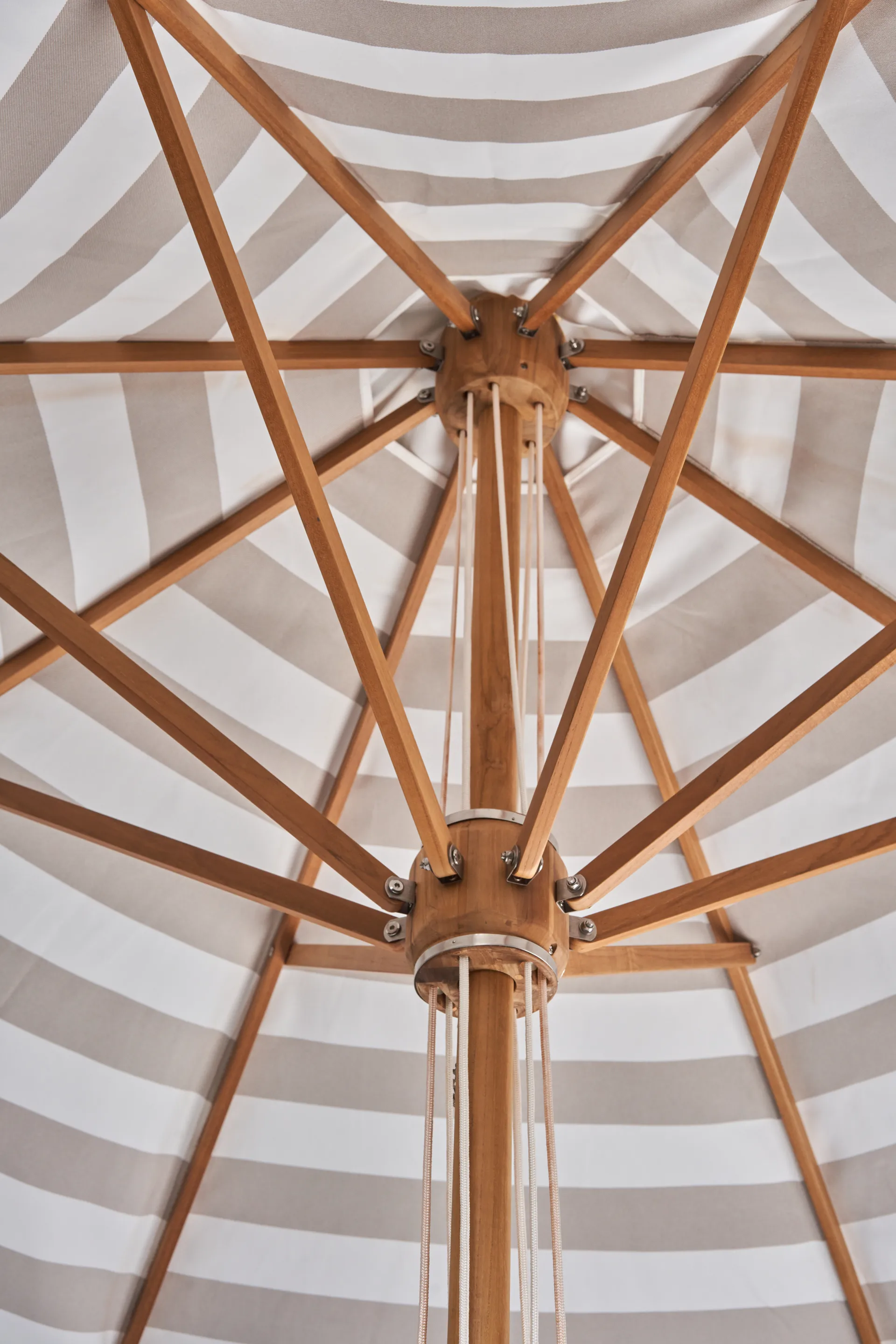 Parasol Hisshult Ø270 cm, Beige stripe-teak 1898