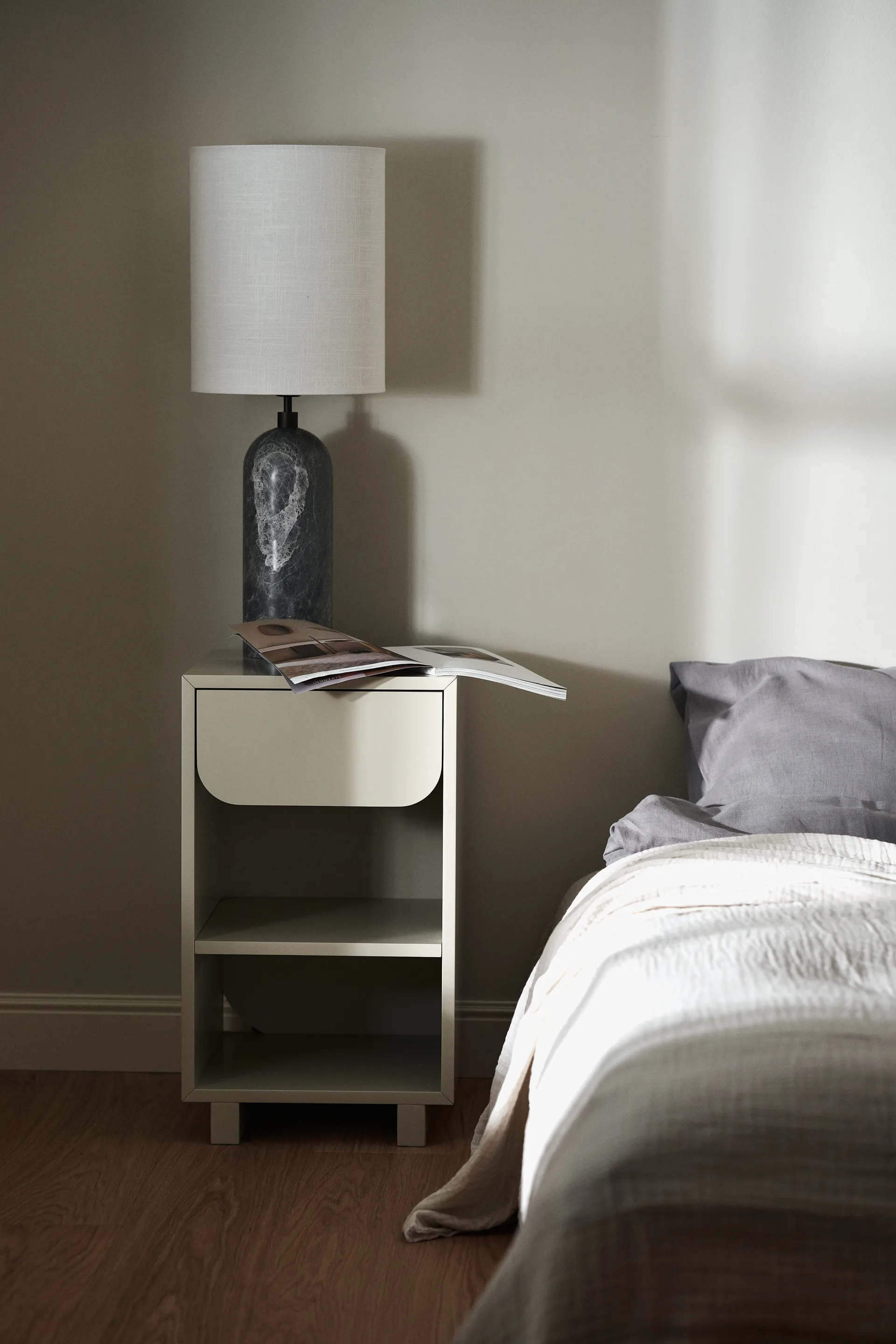 Stolik nocny Vidja, Piaskowy 1898