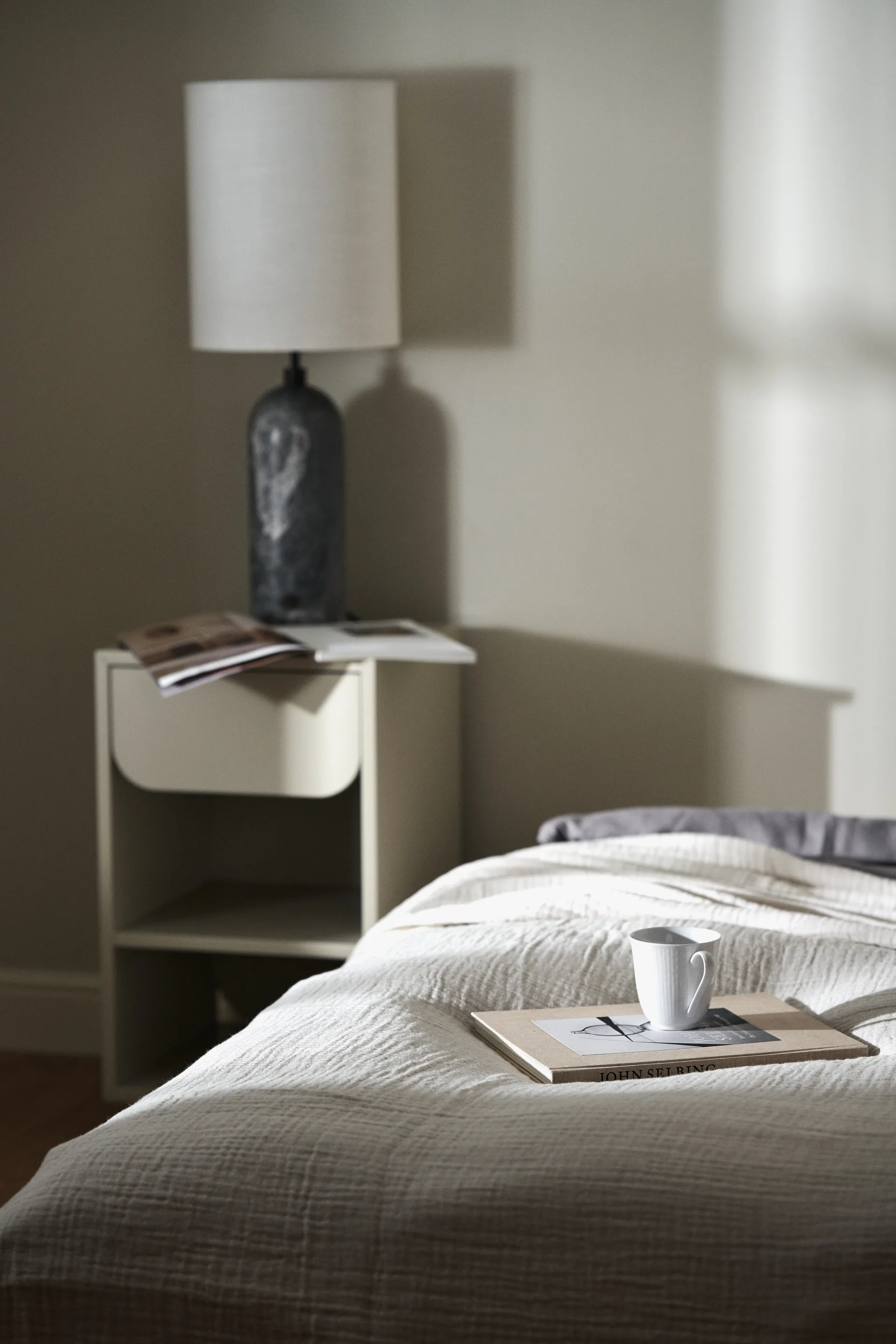 Stolik nocny Vidja, Piaskowy 1898