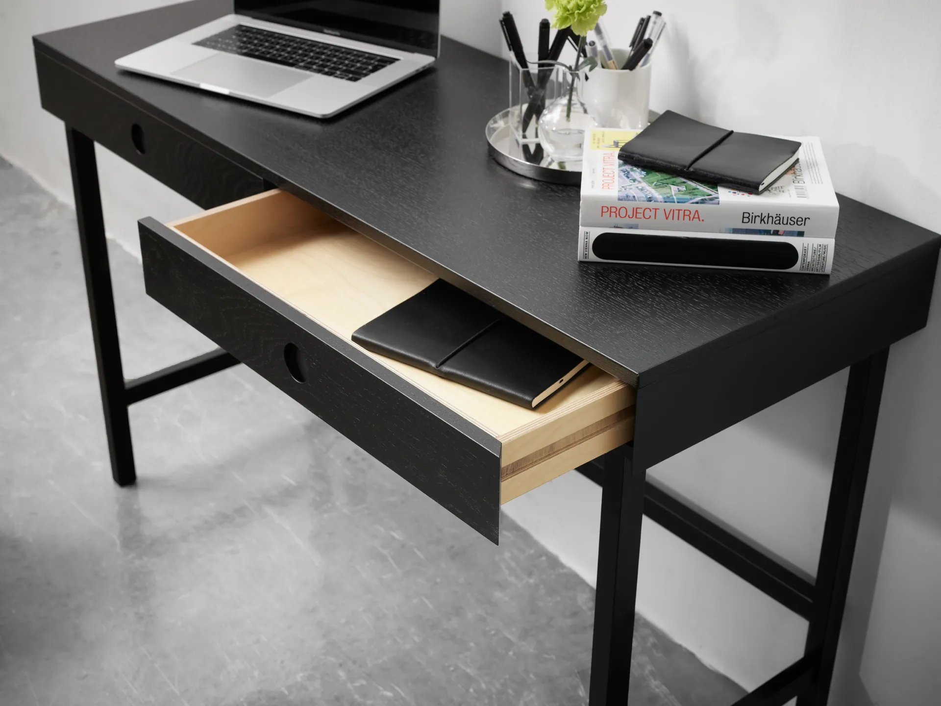 Biurko Mind, Czarnobejcowany dąb, 118×74×44 cm A2