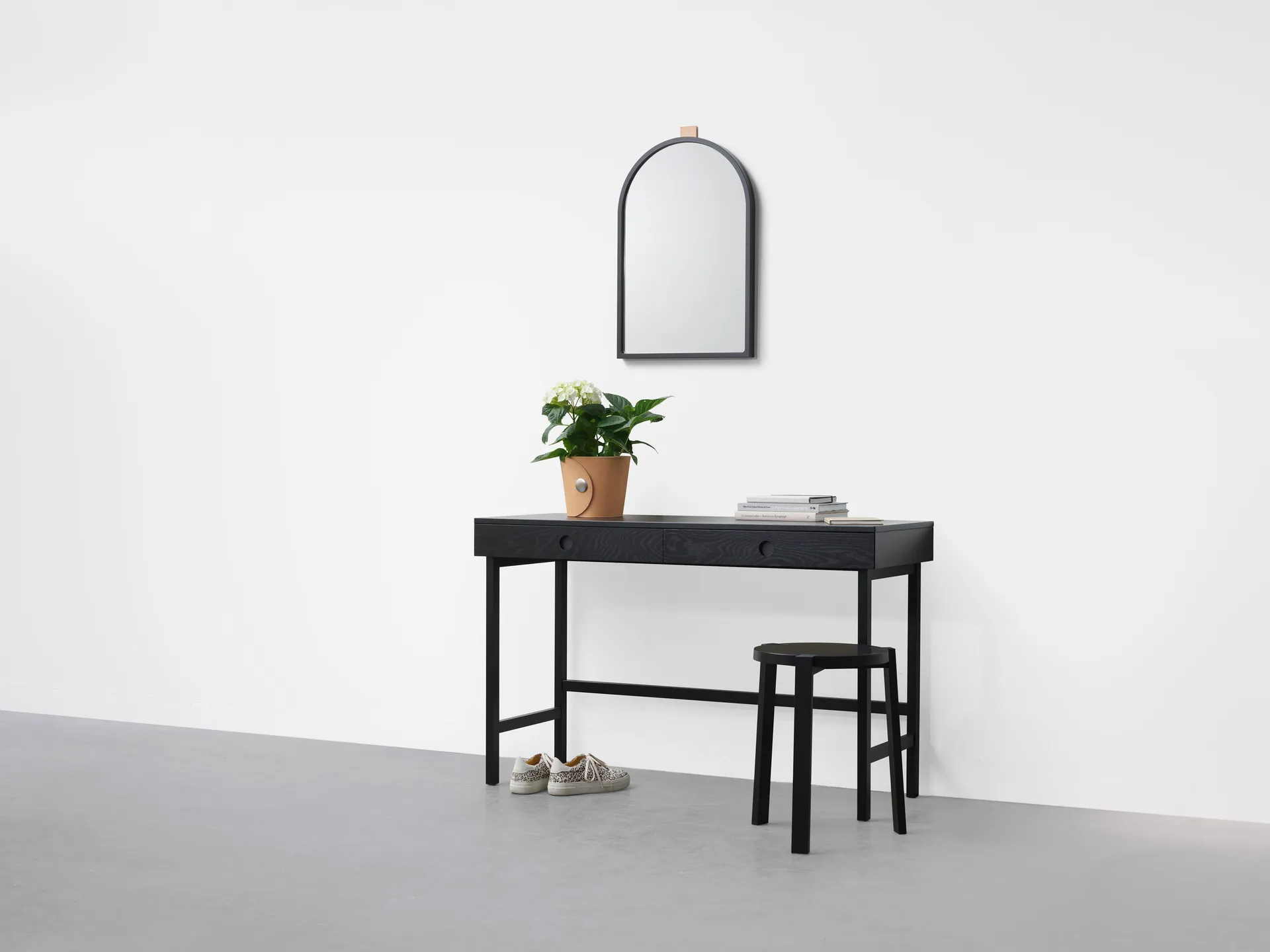 Biurko Mind, Czarnobejcowany dąb, 118×74×44 cm A2