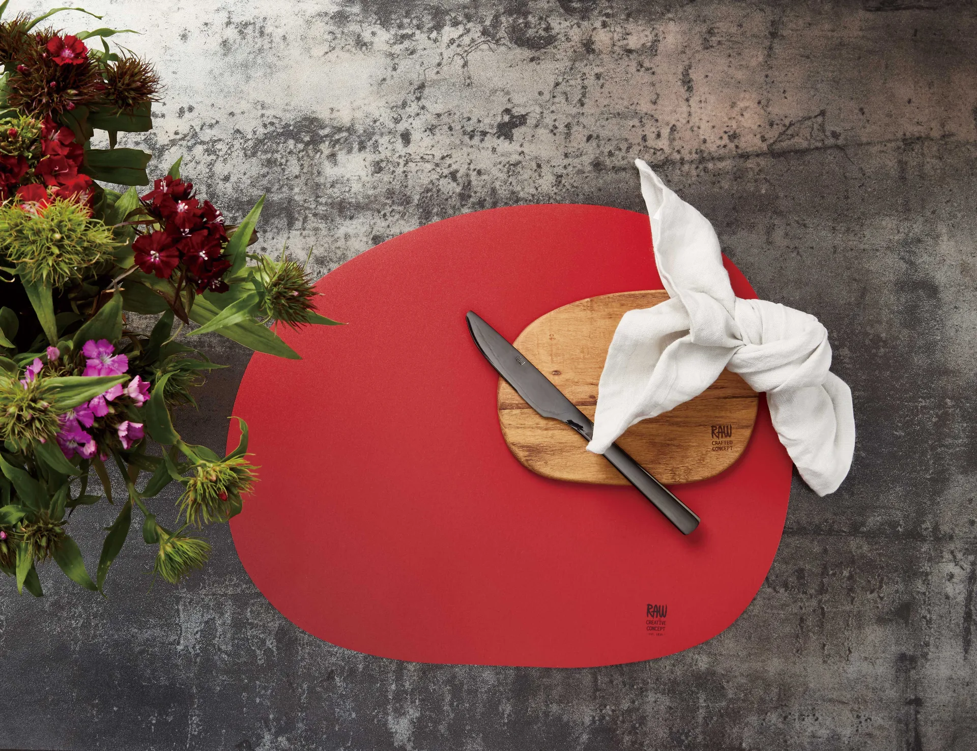 Podkładka na stół Raw 41x33,5 cm, Very berry red (mocna czerwień) Aida