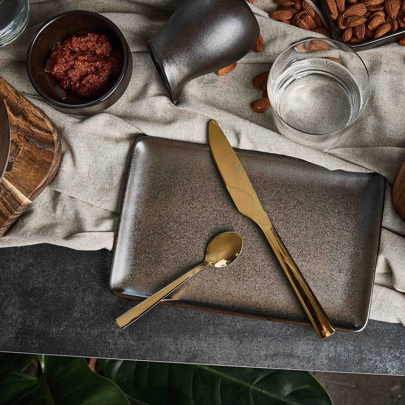 Talerz Raw 23,5x15 cm, Metallic brown Aida