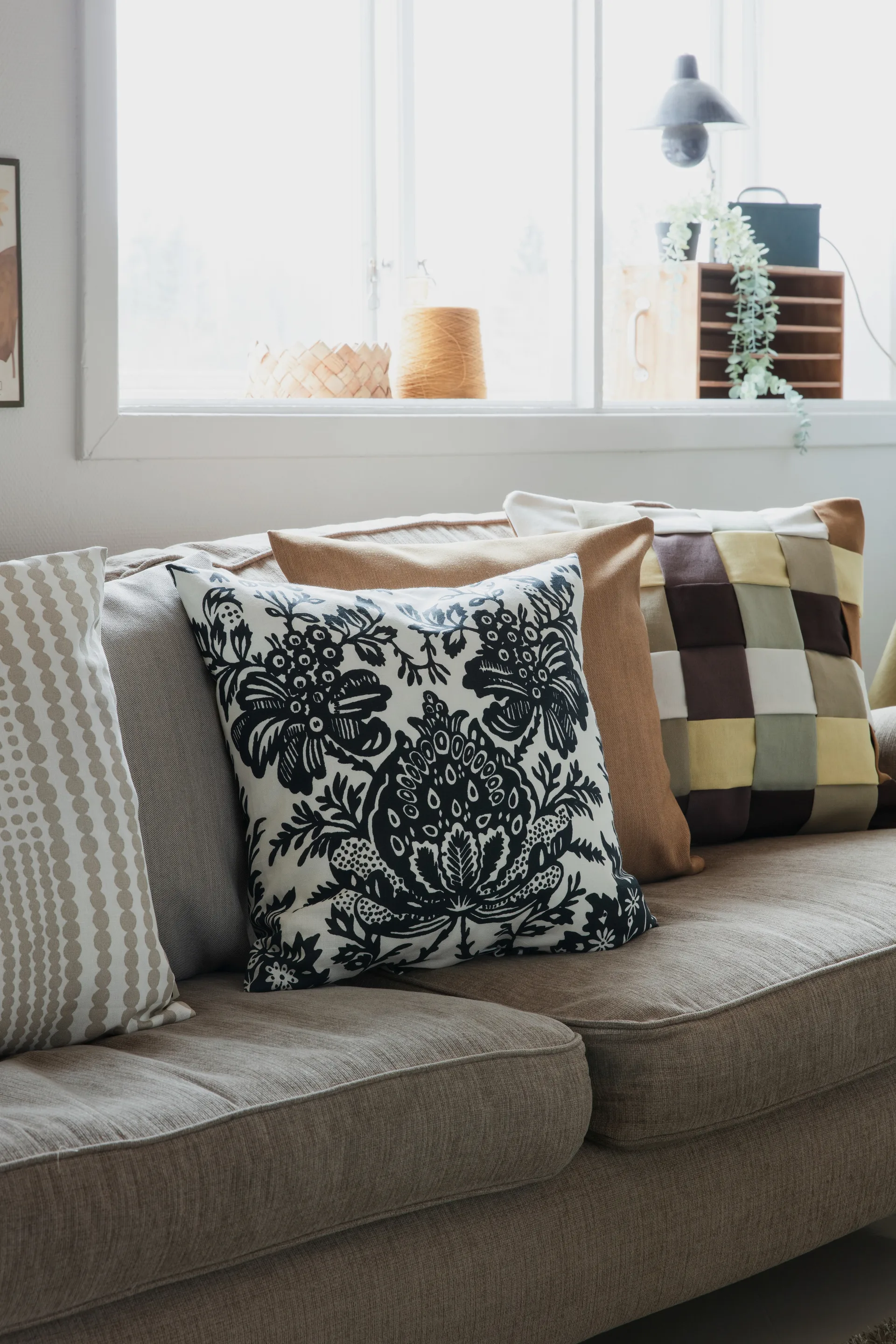 Poszewka na poduszkę z motywem granatu 50x50 cm, Czarny Almedahls