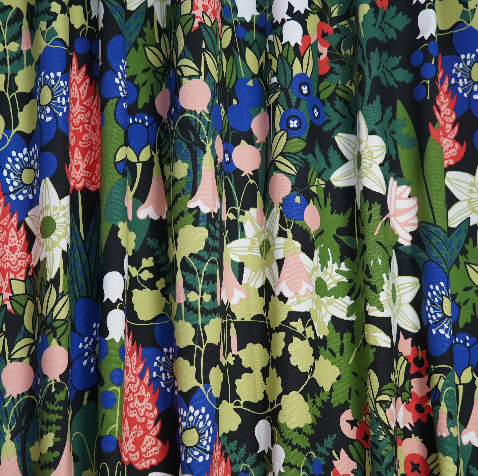 Tkanina Skogen , Czarno-zielono-różowa Almedahls