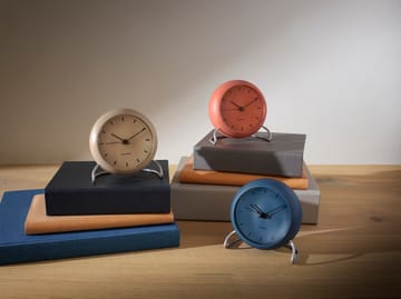 Zegar stołowy AJ City Hall - Sandy beige - Arne Jacobsen Clocks