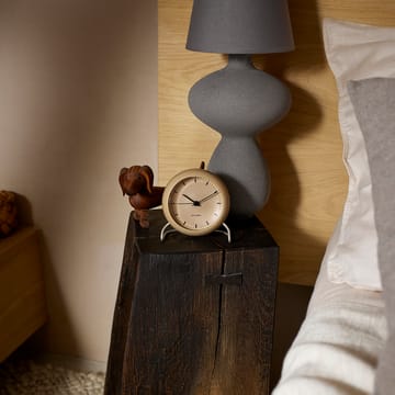 Zegar stołowy AJ City Hall - Sandy beige - Arne Jacobsen Clocks