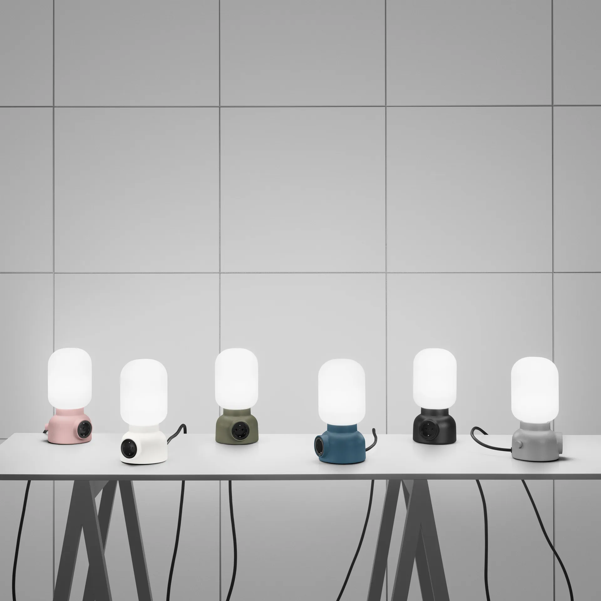 Lampa stołowa Plug, pudrowy zielony Ateljé Lyktan