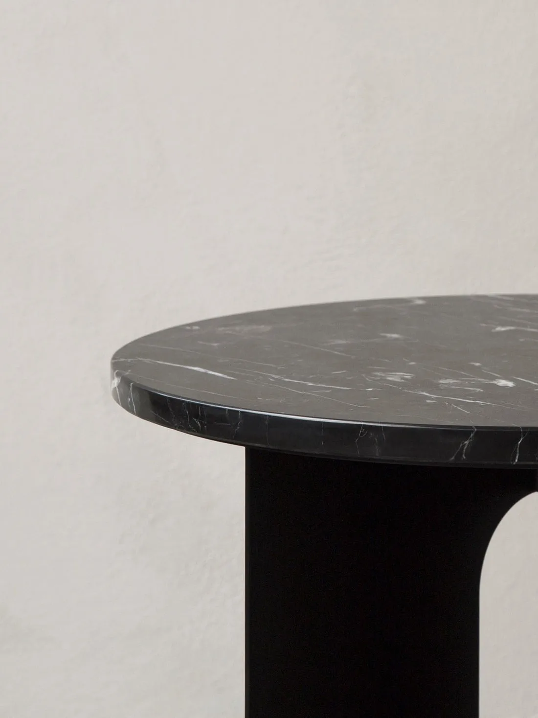 Androgyne blat do stolików bocznych, Nero Marquina, Ø65 cm Audo Copenhagen