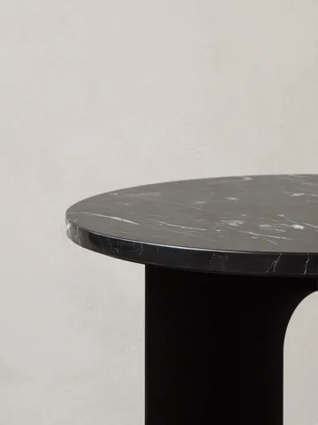 Androgyne blat do stolików bocznych - Nero Marquina, Ø65 cm - Audo Copenhagen