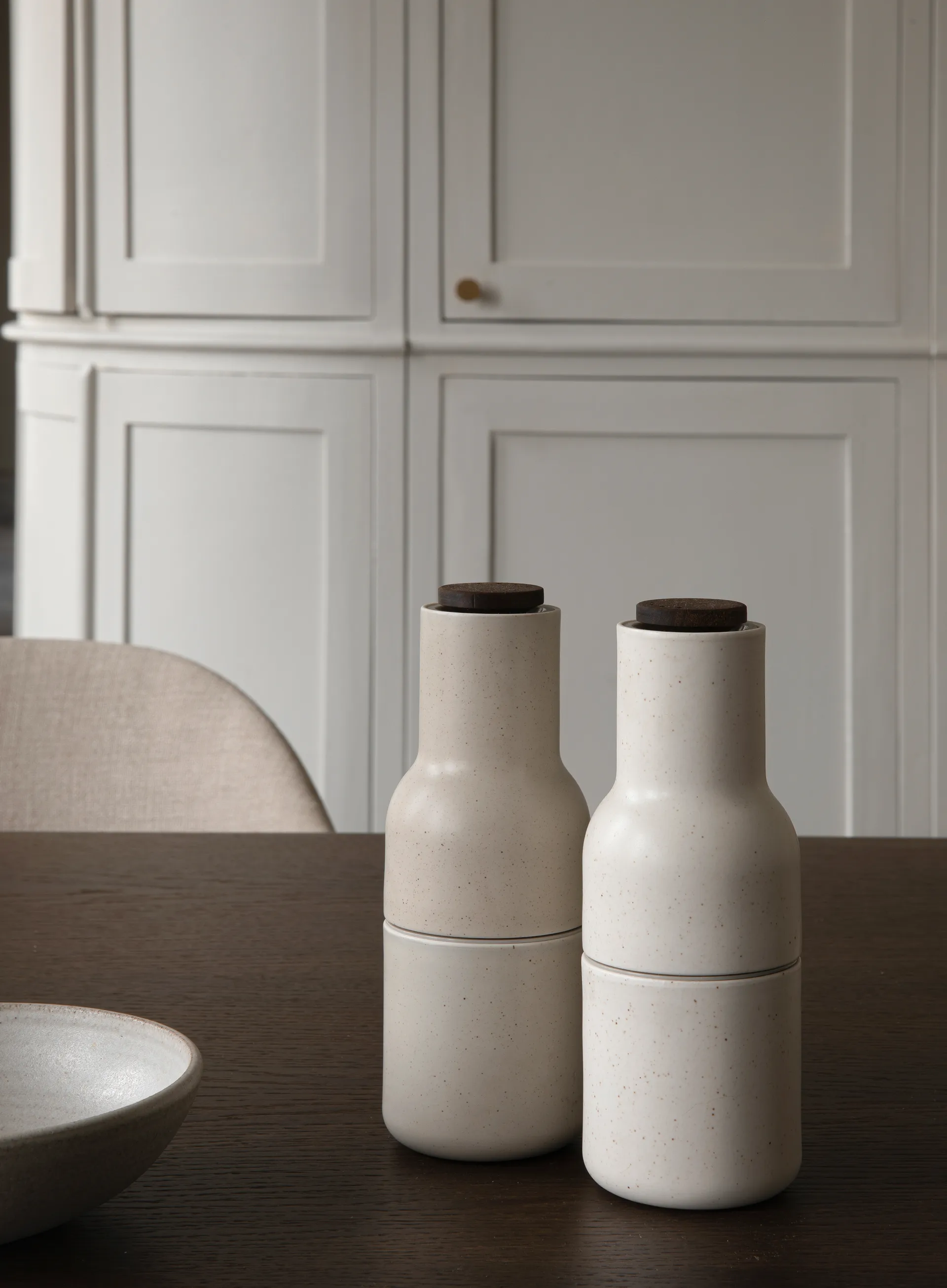 Bottle Grinder młynek do przypraw ceramiczny 2-pak, Piasek (pokrywa z orzecha) Audo Copenhagen