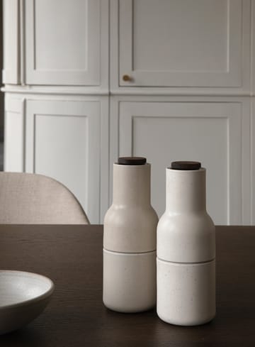 Bottle Grinder młynek do przypraw ceramiczny 2-pak - Piasek (pokrywa z orzecha) - Audo Copenhagen