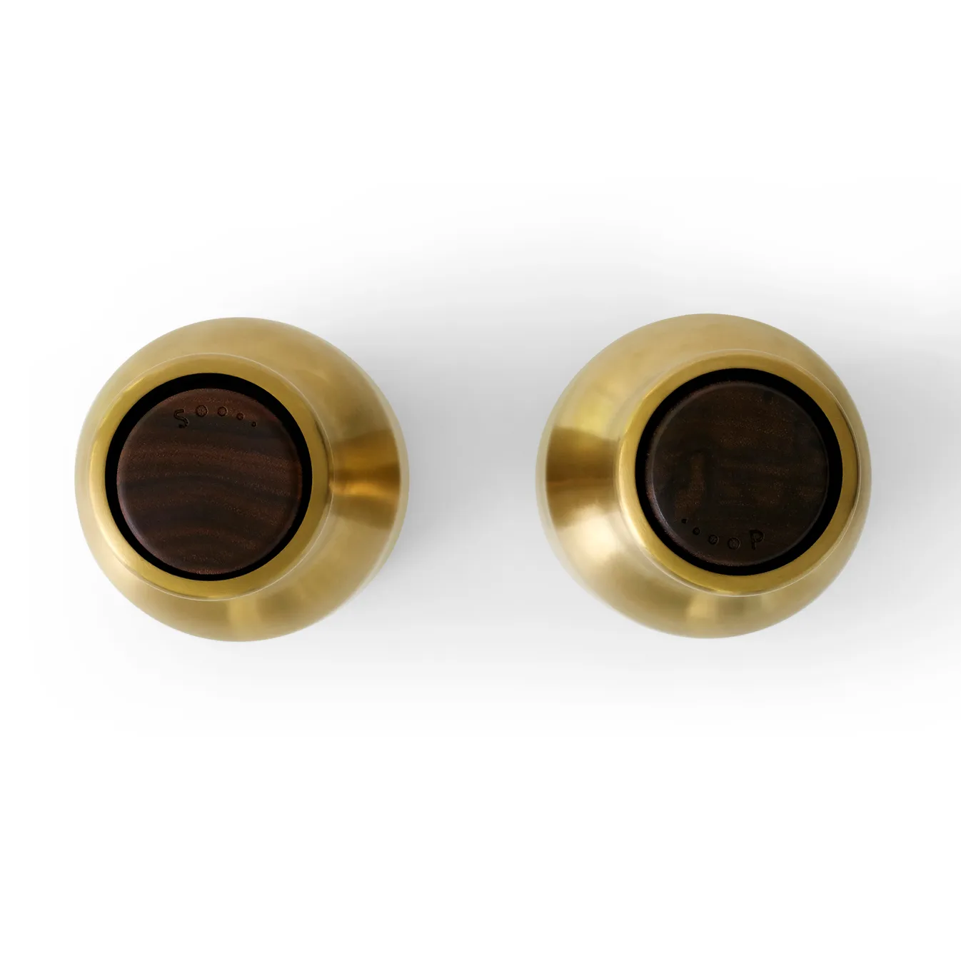 Bottle Grinder młynek do przypraw metalowy 2-pak, Szczotkowany mosiądz (nakładka z orzecha) Audo Copenhagen