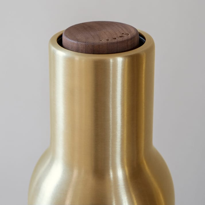 Bottle Grinder młynek do przypraw metalowy 2-pak - Szczotkowany mosiądz (nakładka z orzecha) - Audo Copenhagen