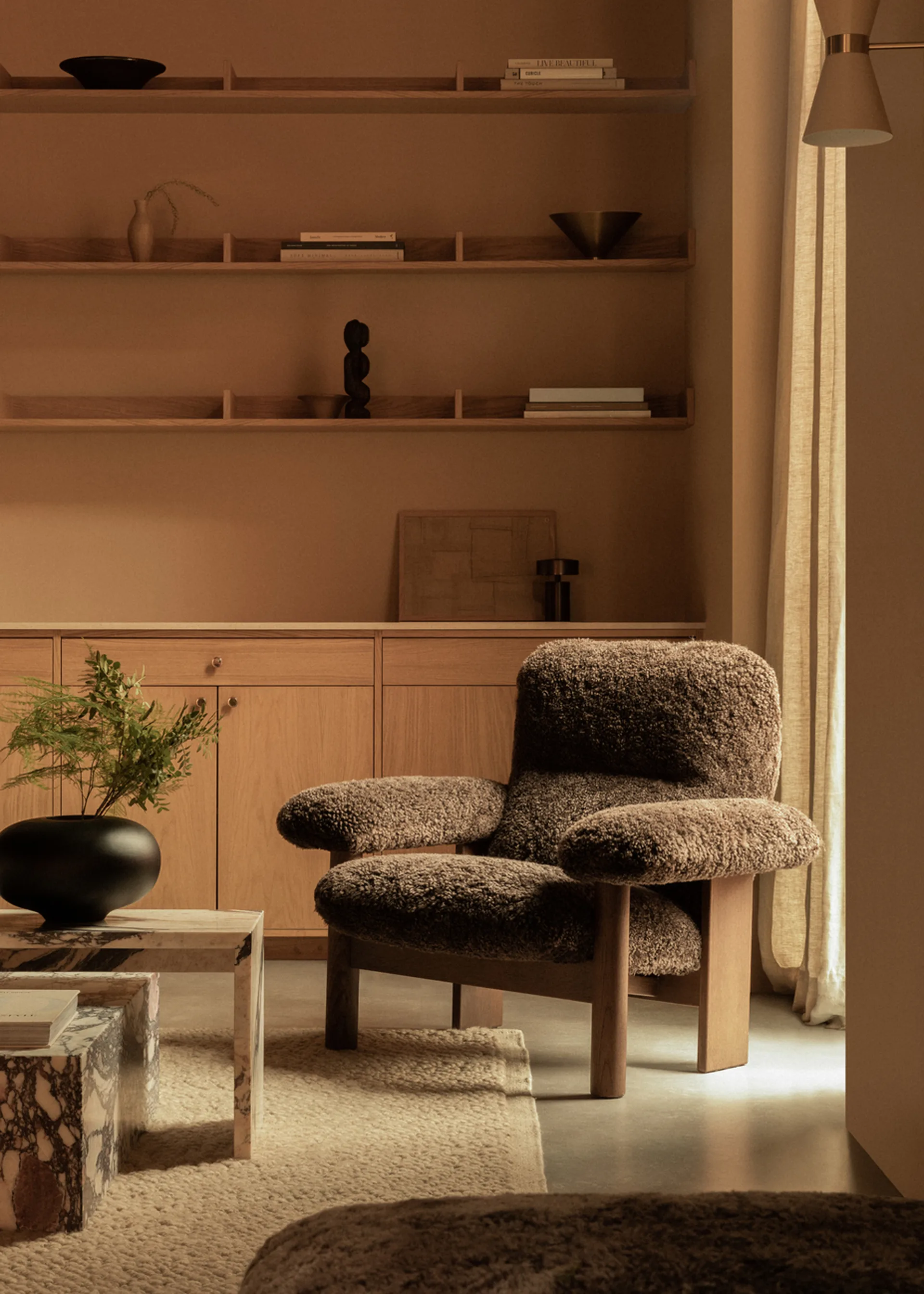 Brasilia fotel, Dark oak-Root sheepskin Audo Copenhagen