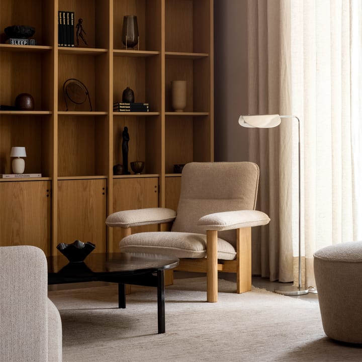 Brasilia fotel, Walnut-Bouclé 02 beige Audo Copenhagen
