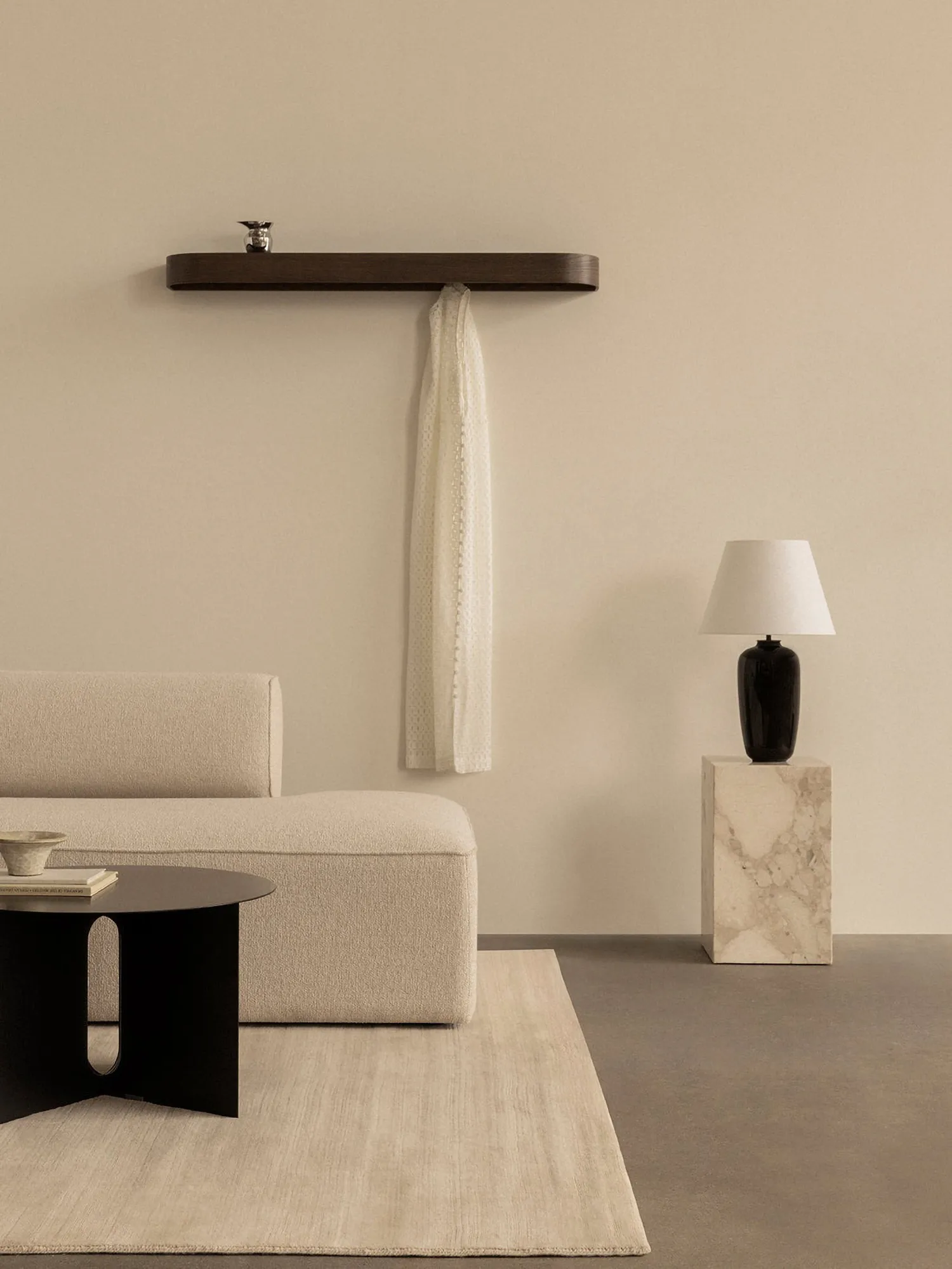 Epoch półka z haczykami 118 cm, Dark stained oak-black Audo Copenhagen