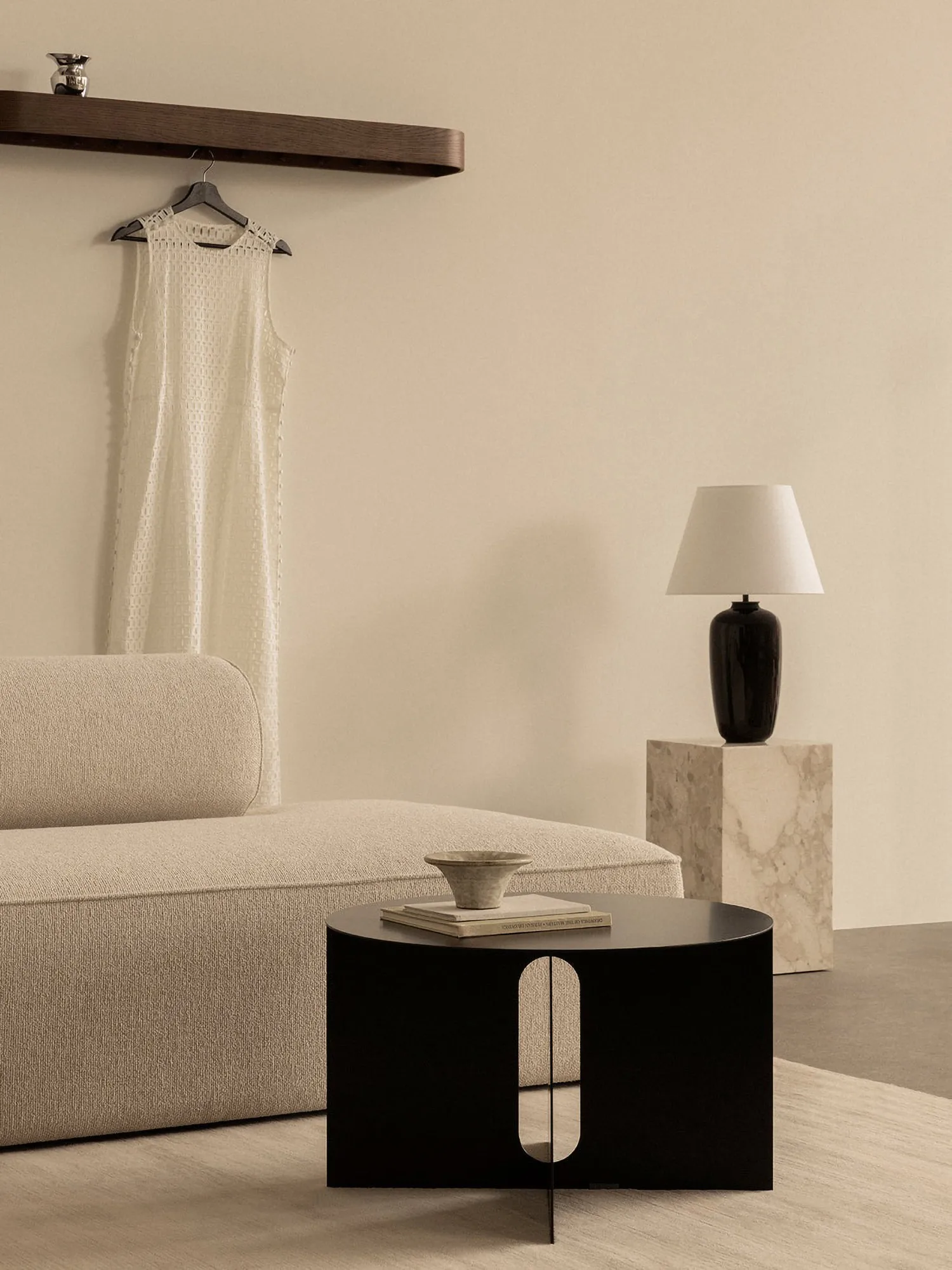 Epoch półka z haczykami 118 cm, Dark stained oak-black Audo Copenhagen