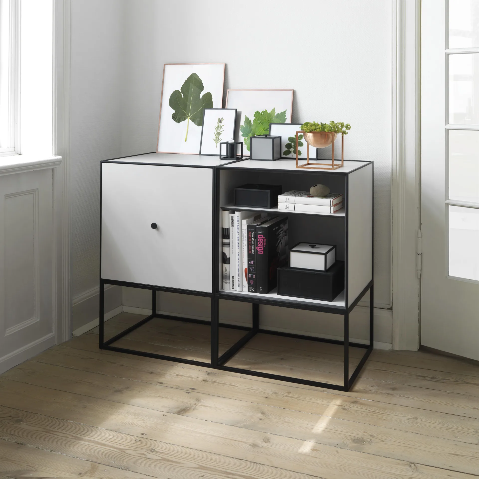 Frame 49 sześcian z drzwiami, jasnoszary Audo Copenhagen