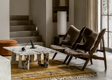 Knitting fotel - owcza skóra sahara, stojak drzewo orzechowe - Audo Copenhagen