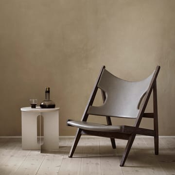 Knitting fotel - owcza skóra sahara, stojak drzewo orzechowe - Audo Copenhagen
