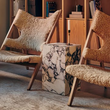 Knitting fotel - owcza skóra sahara, stojak drzewo orzechowe - Audo Copenhagen