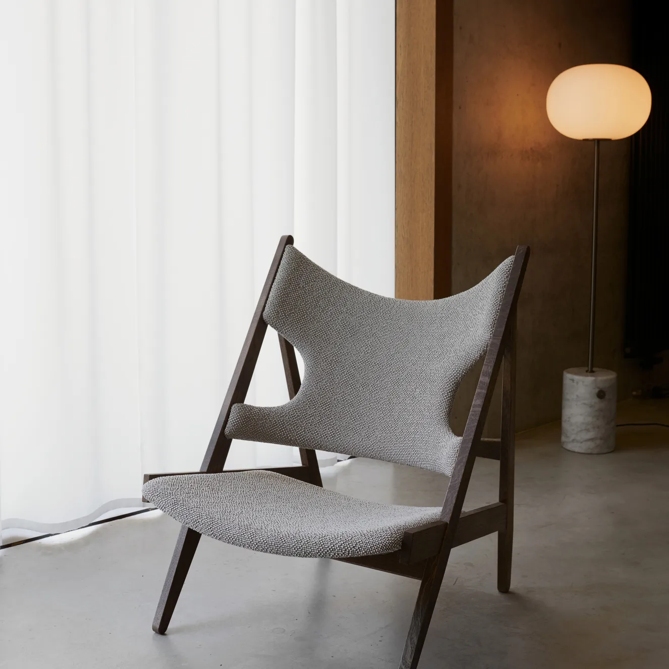 Lampa podłogowa JWDA, marmurowy-brązowy mosiądz Audo Copenhagen