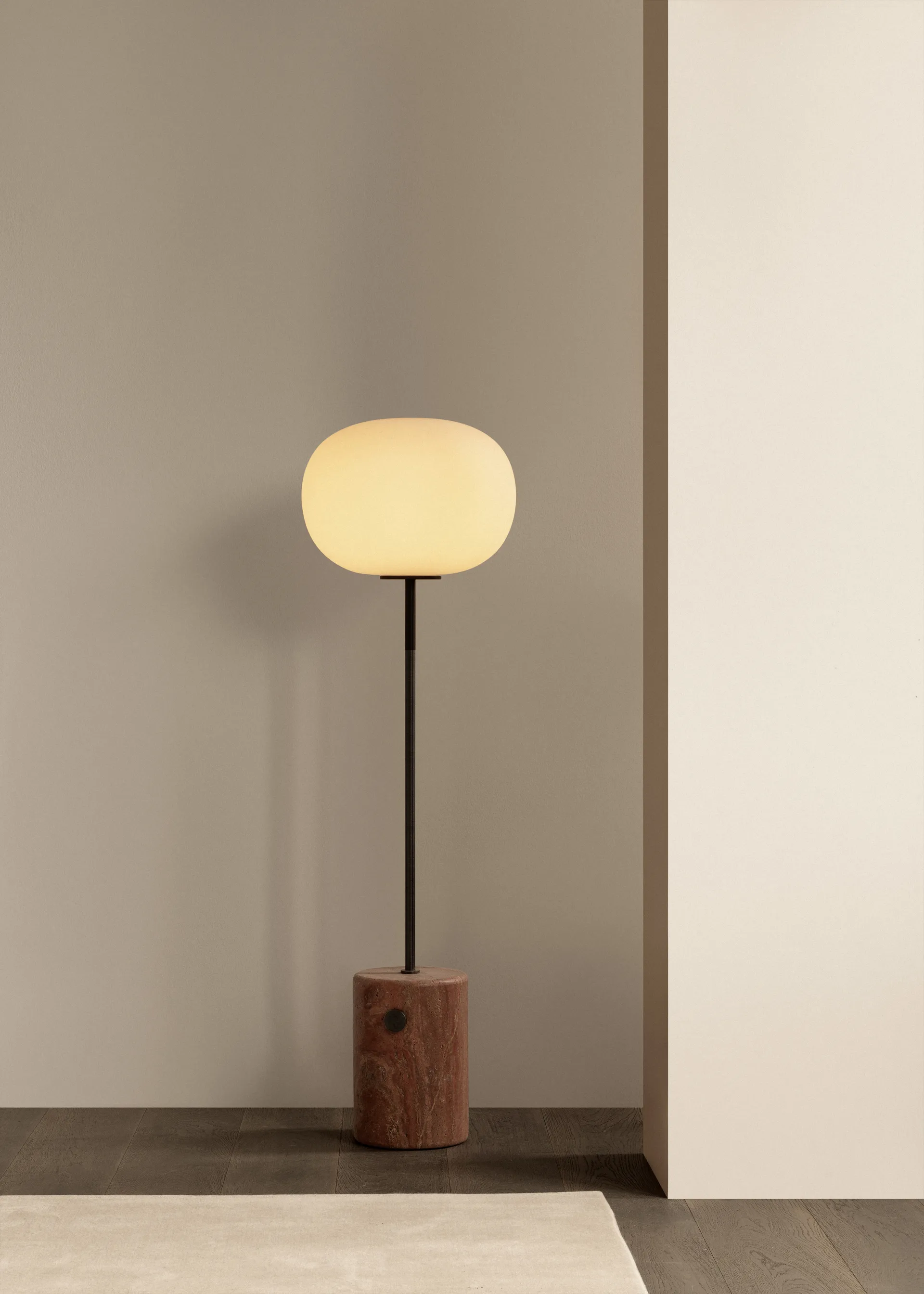 Lampa podłogowa JWDA, Red travertine, 130 cm Audo Copenhagen