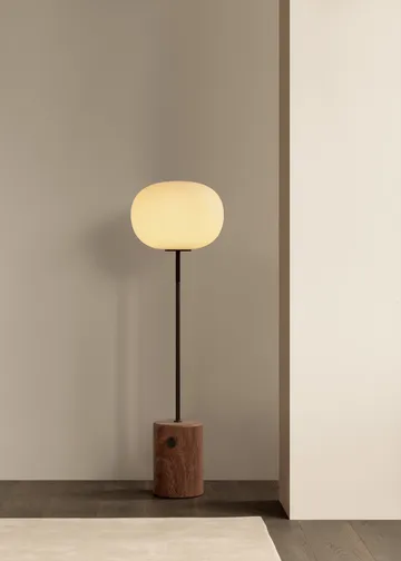 Lampa podłogowa JWDA - Red travertine, 130 cm - Audo Copenhagen