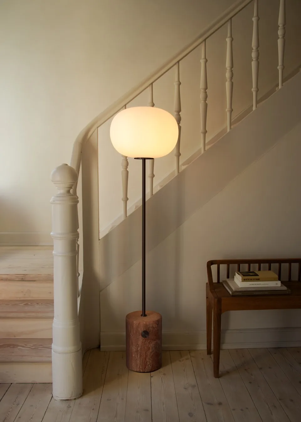 Lampa podłogowa JWDA, Red travertine Audo Copenhagen