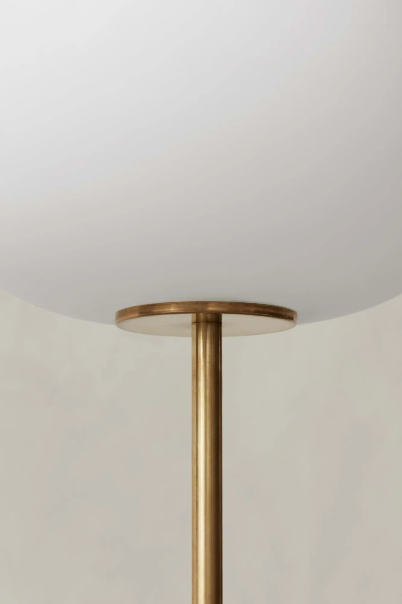Lampa podłogowa JWDA, Trawertyn-szczotkowany mosiądz, 130 cm Audo Copenhagen