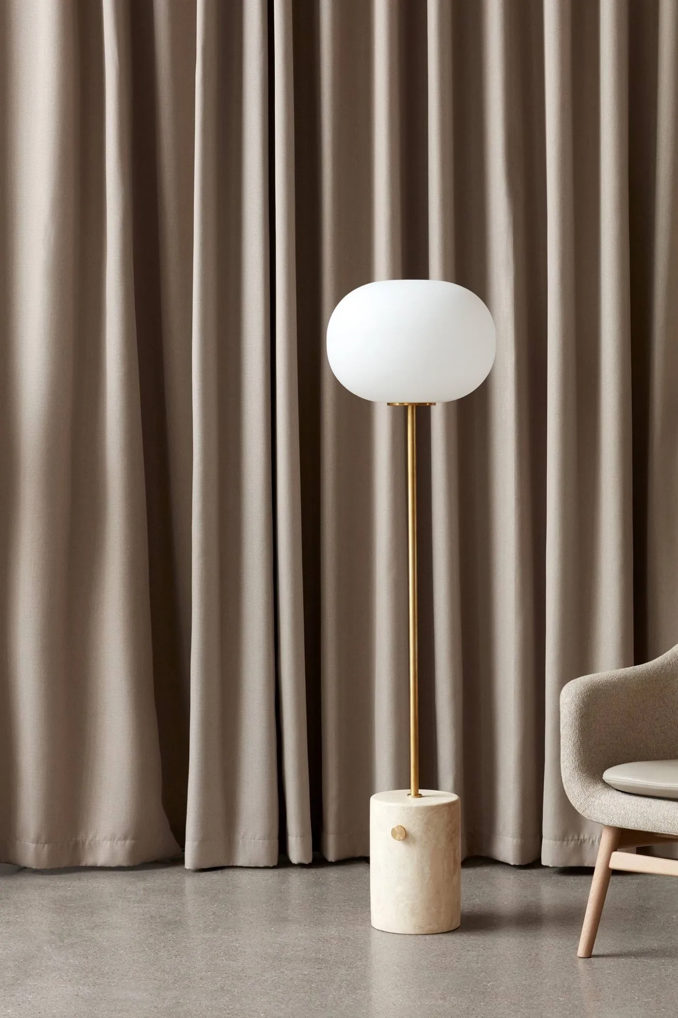 Lampa podłogowa JWDA, Trawertyn-szczotkowany mosiądz, 130 cm Audo Copenhagen
