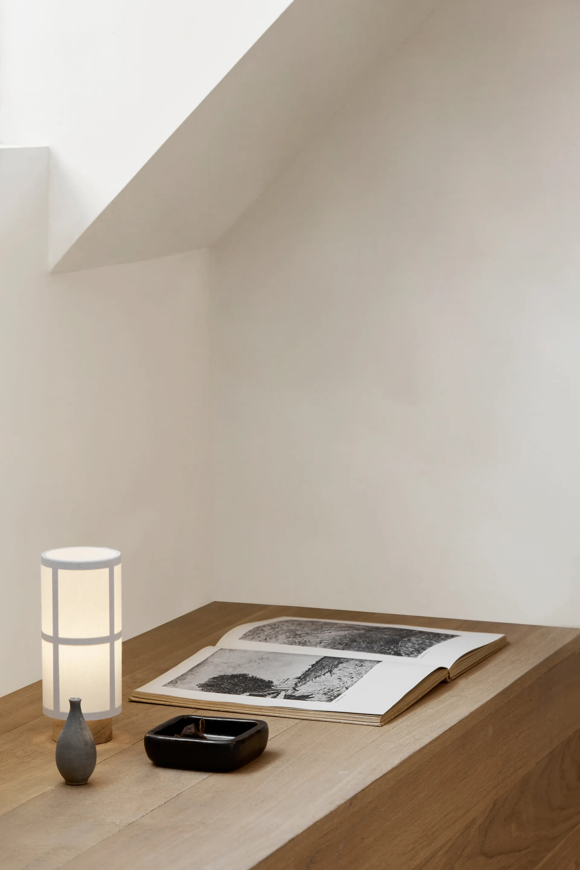 Lampa stołowa Hashira przenośna, White Audo Copenhagen