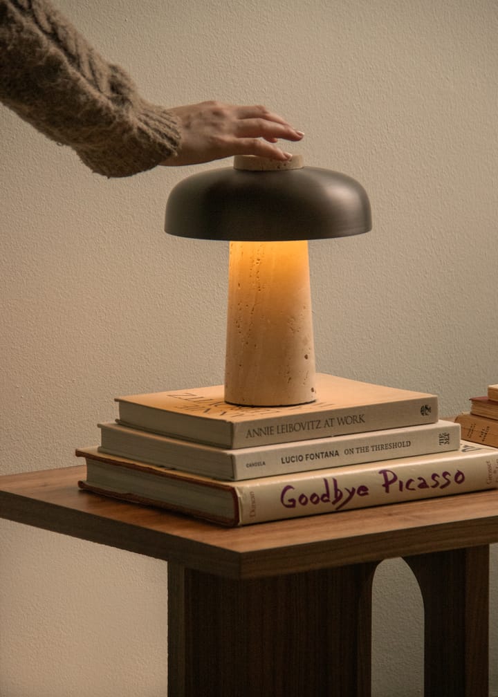 Lampa stołowa przenośna Reverse 24,5 cm, Travertine-bronzed aluminium Audo Copenhagen